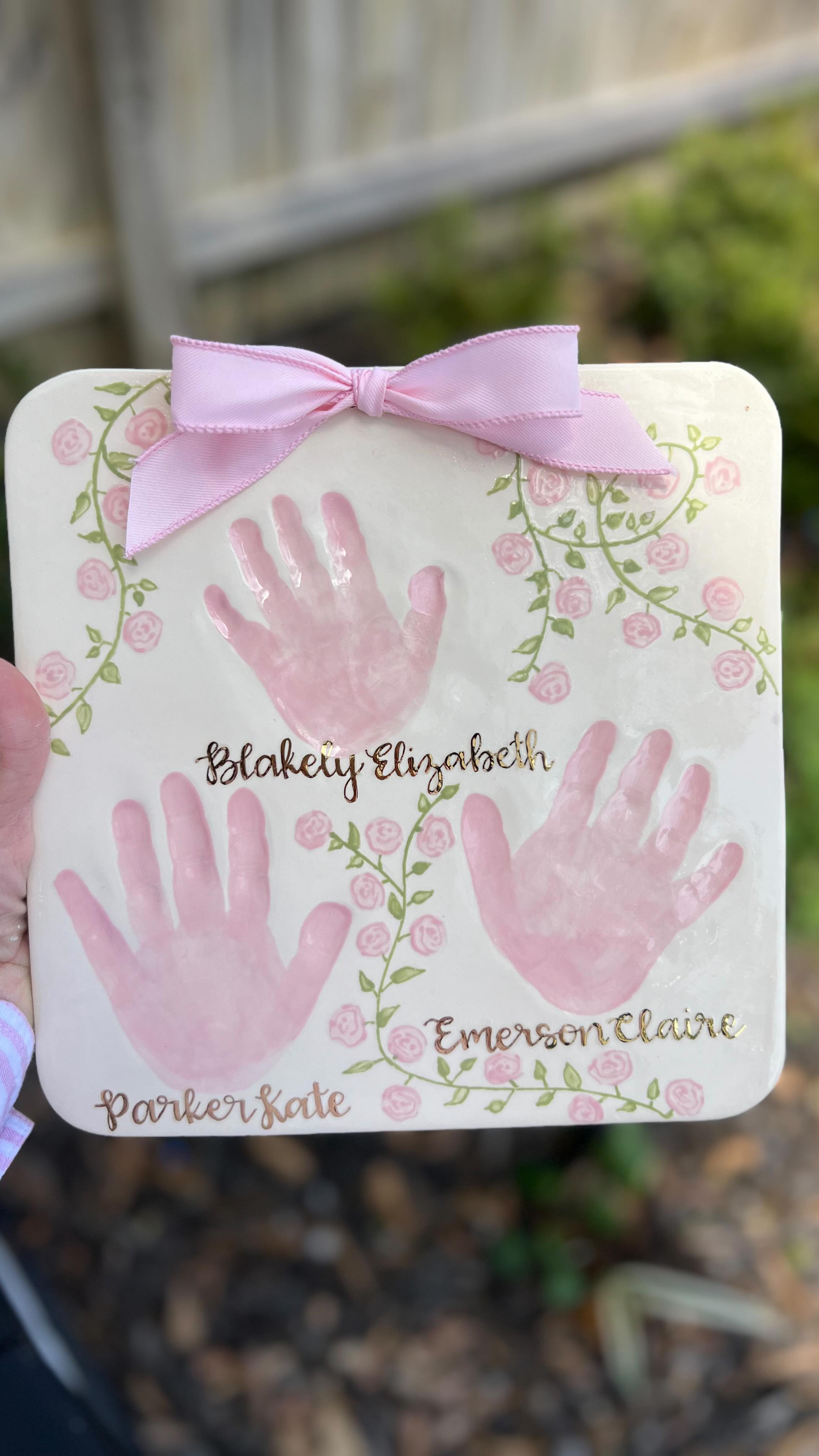 Pink, gold, florals- does it get any prettier? Loving this custom sibling plate for the sweetest sister set. Bring your kids by the studio and create one of your own!
Pricing and link to book is in my bio!