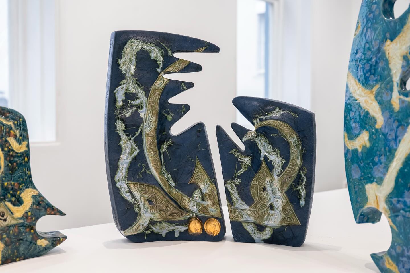 H I Y A M / هيام ✨💙
In this work,
the word unfolds…
not all at once,
but through fragments.
Each part carries a trace
of longing and surrender,
until the letters gather
and Hiyam appears.
Hiyam is an infatuation stage where a lover reaches a state of madness.
This is how I wanted the work to exist:
as a reflection on love
when it exceeds its limits,
and becomes something uncontrollable,
almost beyond reason.
هيام
في هذا العمل،
تتكشف الكلمة
لا دفعةً واحدة
بل عبر أجزاء
يحمل كل جزء
أثرًا من الشوق والانجذاب
حتى تجتمع الحروف
ويظهر الهيام
الهيام هو مرحلة من العشق يصل فيها المحب إلى حد الجنون
هكذا أردتُ لهذا العمل أن يكون
تأملًا في الحب
حين يتجاوز حدوده
ويصبح شيئًا لا يمكن السيطرة عليه
قريبًا من الجنون
The Road to Aurora | الطريق إلى الشفق ✨
120 × 660 × 40 cm
Stoneware, 1240 °C | 2025
Frozen Light
26.02.26 → 12.04.26
@kunstnerforbundet
📸 @dagj