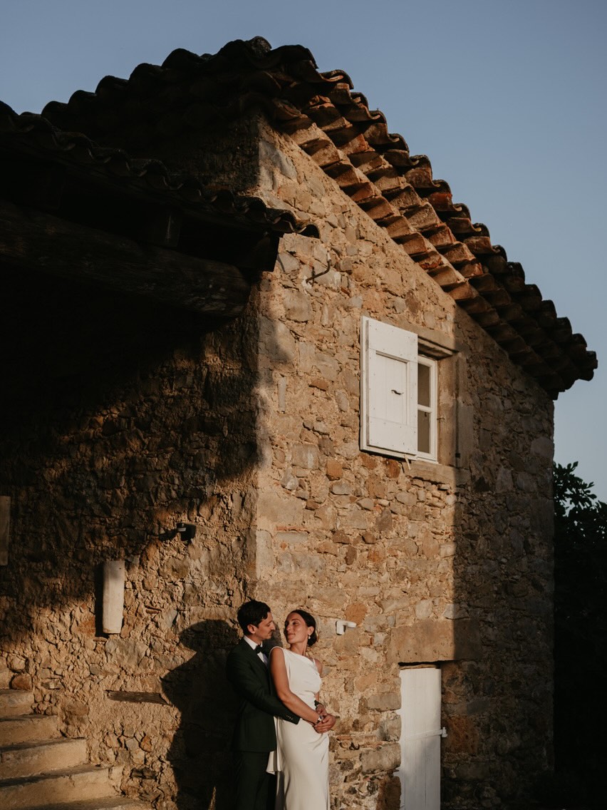 Souvenir de ce magnifique mariage au @ledomainedurey dans lequel j’ai la chance de retourner en septembre. Merci à Sibel & Théo pour cette si belle journée à leur côtés 🤍
Team de folie:
Venue: @ledomainedurey
Flowers: @studiomajalis
Mua : @cj.makeup_
Wedding dress: @alicedupraztoulouse_paris
Costume marié: @vestibusclub
Boucles d’oreille : @alhajacultstore
Noeud pap: @labrigadedunoeud