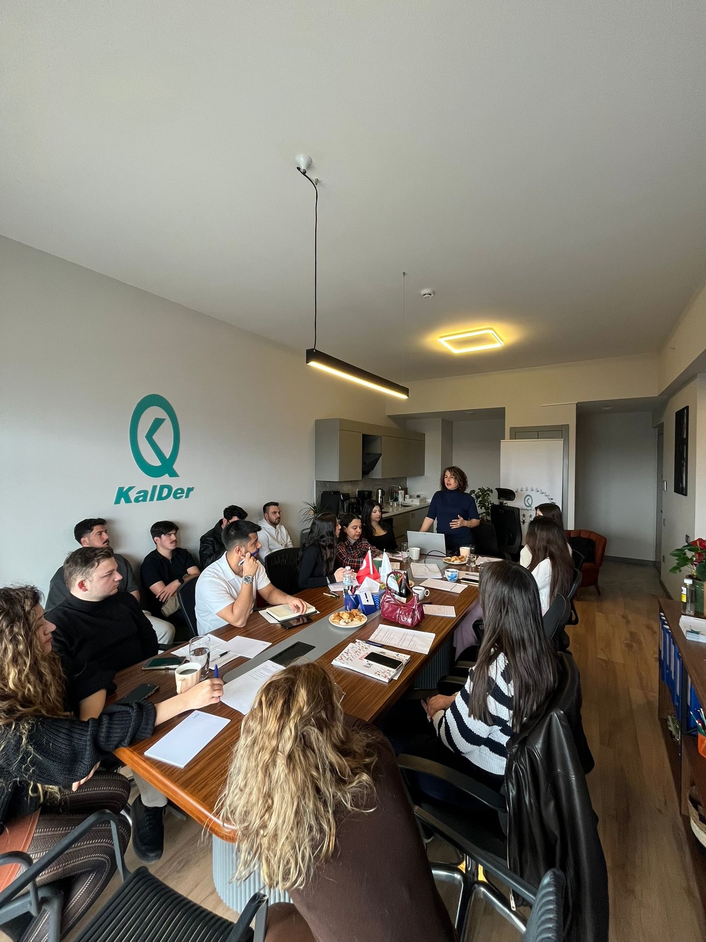 GençKal ekibimiz, bireysel üyemiz Zahide Geylan’ın değerli katkılarıyla İç Denetçi Eğitimi için KalDer Denizli ofisimizde.✨
Eğitime katılarak kendilerini geliştirme yolunda önemli bir adım atan tüm GençKal üyelerimizi kutluyor, gelişim yolculuklarında her zaman yanlarında olmayı önemsiyoruz.🎗️
Ayrıca, gönüllü olarak bilgi ve deneyimlerini paylaşan Zahide Geylan’a katkıları için içten teşekkürlerimizi sunuyoruz.🎯
GençKal ekibimizin gelişimine destek olmak isteyen, uzmanlık alanları dahilinde gönüllü eğitim vermek isteyen üyelerimizin profesyonellerini bizimle iletişime geçmeye davet ediyoruz. 💎
📨 denizli@kalder.org
#KalDer #KalDerDenizli #GençKalDenizli #Eğitim