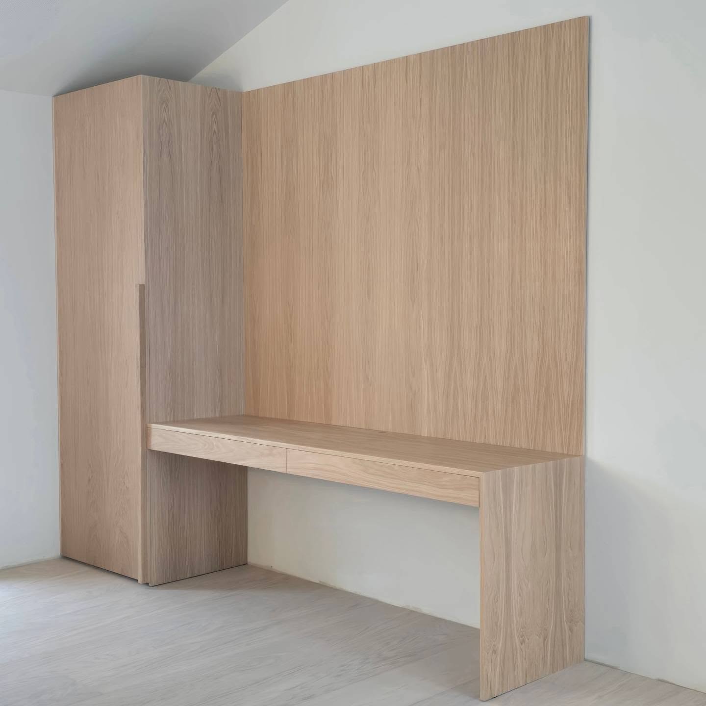 .
Skrivebord med integrerte skuffer og skapmodul i eik🤩
.
.
.
#home #oak #innredning #møbler #furniture #office