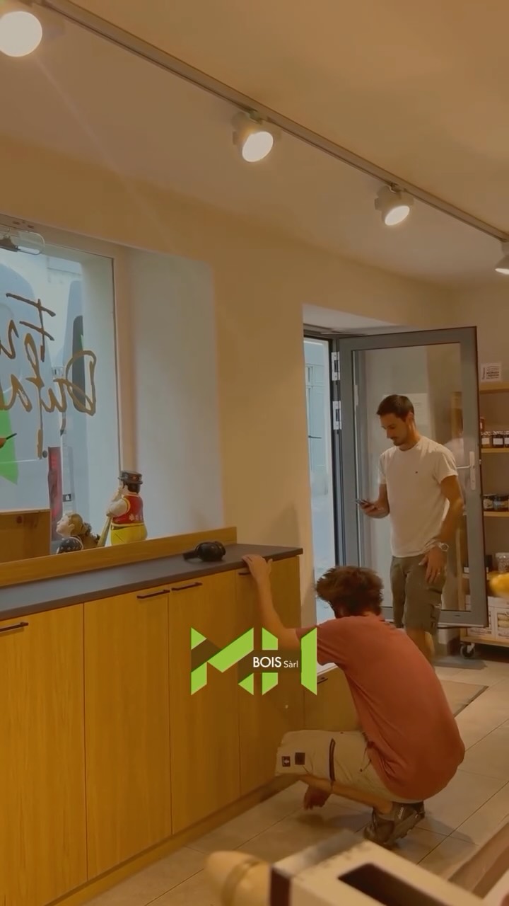 🔨 Dans les coulisses de MH Bois 🔨
Nos monteurs donnent vie aux projets imaginés à l’atelier, en assemblant, ajustant et installant chaque élément avec précision. Ici, le montage d’un meuble de vitrine, pensé sur mesure.