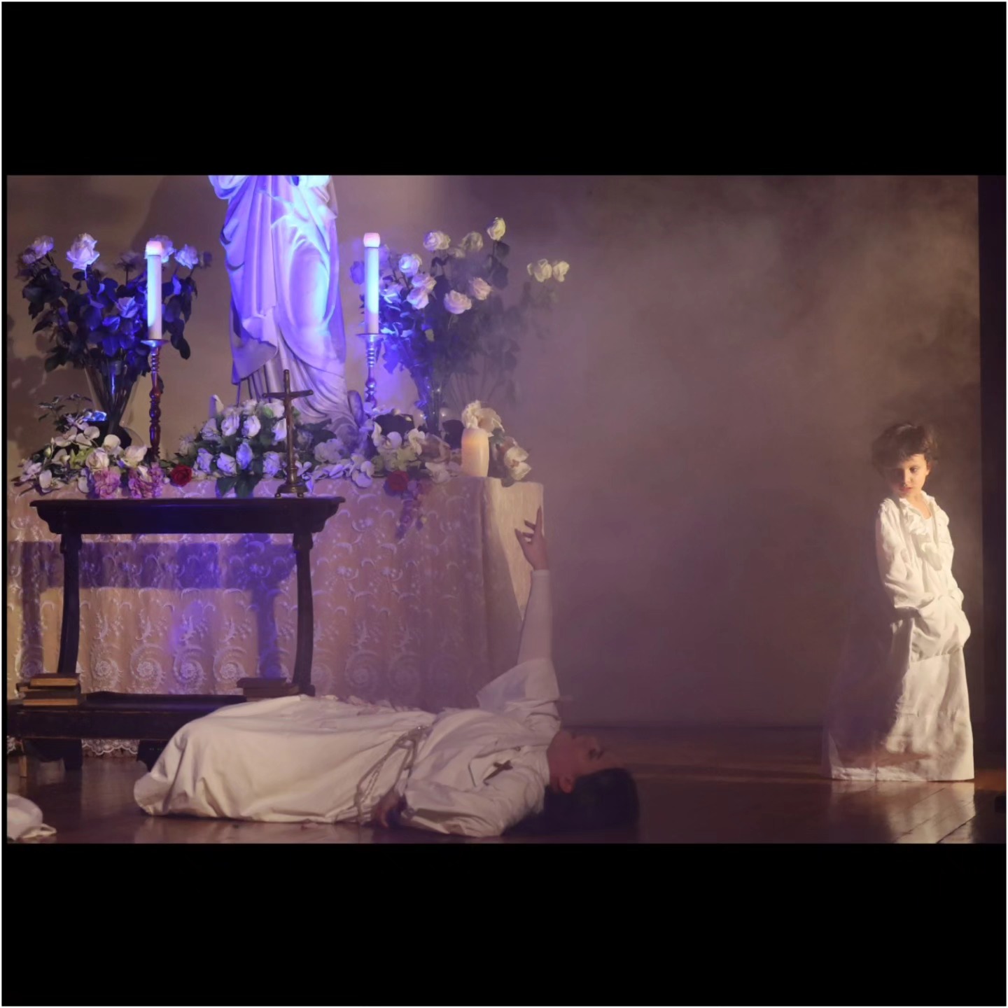 PARTE 2 DI 2
SUOR ANGELICA DI PUCCINI AL TEATRO TORRESINO DI PADOVA
Davvero di lusso, di grande presenza scenica e autorevolezza vocale la Badessa del soprano ANNETTE FISCHER, unica artista di esperienza di tutto il cast, già affermata in Germania e Austria nel repertorio wagneriano.
Nel perfido ruolo de la zia Principessa il giovane mezzosoprano partenopeo VALENTINA PERNOZZOLI sfoggia una vocalità possente, dalle tinte oscure e truci come il personaggio richiede.
Ed infine la protagonista, il soprano CATERINA MARCHESINI, al suo debutto nel ruolo di Angelica; voce solida e proiettata, sicura nella frasi piu impervie del ruolo, con un crescendo drammatico che a partire dalla scena dell'avvelenamento ha mostrato un coinvolgimento emotivo che non l'ha risparmiata da una commozione che ha trasmesso all'intero pubblico.
Magistrale, impeccabile e ispirata la concertazione al pianoforte del Maestro EMANUELE DELUCCHI, un autentico lusso per Cantiere all'Opera avere un concertista di fama internazionale come concertatore.
La regia del soprano MARA ZAMPIERI ha ricreato alla perfezione la vita delle monache di un convento di fine 1600, come vuole lo spartito, scavando nell'anima di ogni personaggio e curando con estrema meticolosità ogni gesto scenico, cercando di infondere alle giovani protagoniste la carica emotiva ed interpretativa che ha caratterizzato l'intera sua carriera.
Gli interventi fuoriscena del coro IL BELL'HUMORE preparato dal Maestro FRANCO MASSARO e accompagnato all'organo da MADDALENA MURARI hanno contribuito a rendere appieno la misticità dell'Opera di Puccini.
Splendidi costumi di CAROLINE REINGER e scenografie curate e suggestive di Cantiere all'Opera, con un imponente statua della Vergine al centro della scena circondata da un tripudio di fiori e rose bianche.
Un evento che lascia indubbiamente un segno nella storia del piccolo Teatro Torresino di Padova.
Foto @edoardovarotto
#giacomopuccini #suorangelica