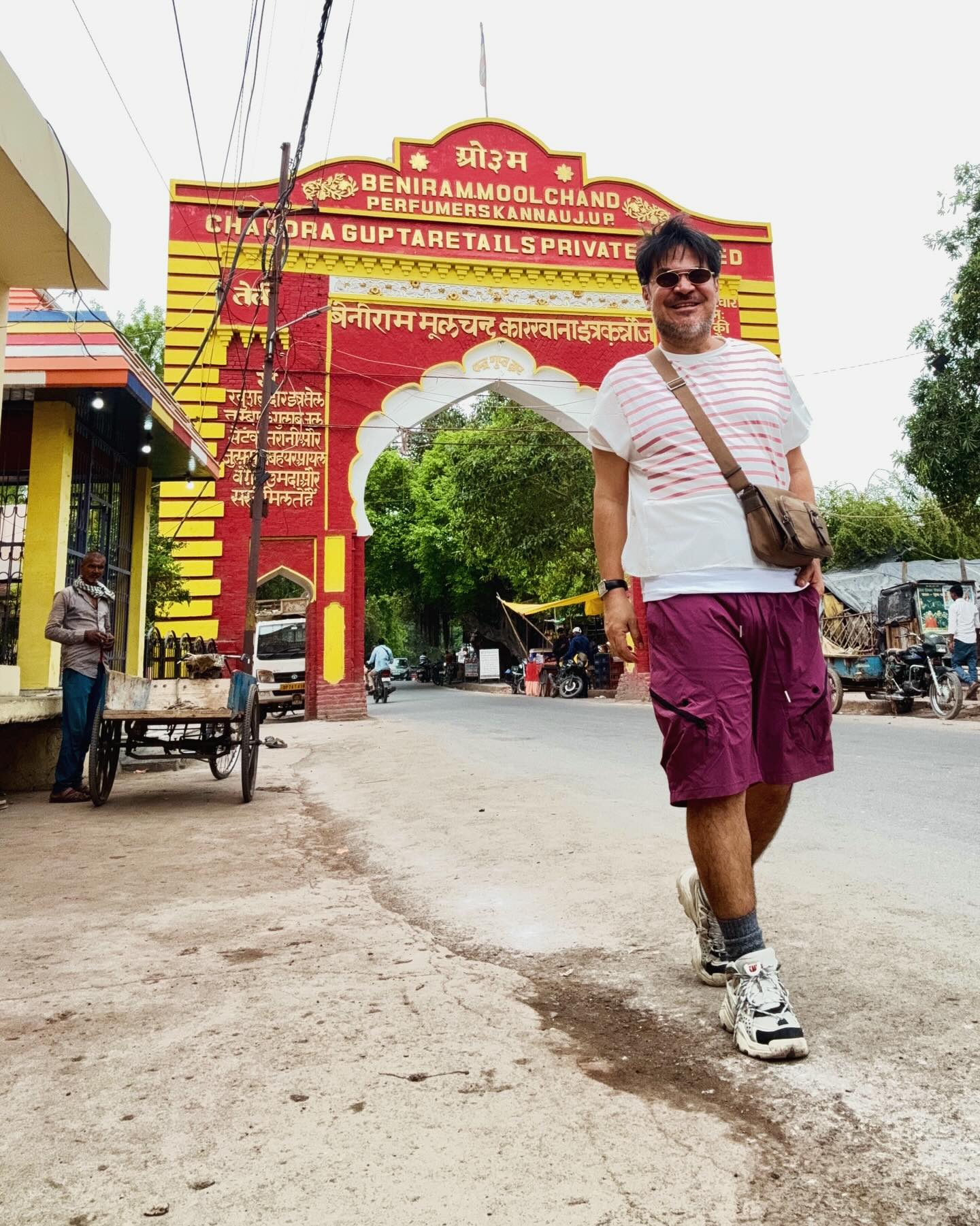 Un recorrido por Kannauj, capital histórica de la perfumería en India, en la galería hay un video del Bara Bazar, la calle que por mucho tiempo ha sido la calle de los perfumes.
Mi perfume durante esta visita a Kannauj ha sido Alhambra Bakhoor ❤️
#ricardoramosperfumesdeautor #kannauj #naturalperfumery #attarperfume #artisticperfumery