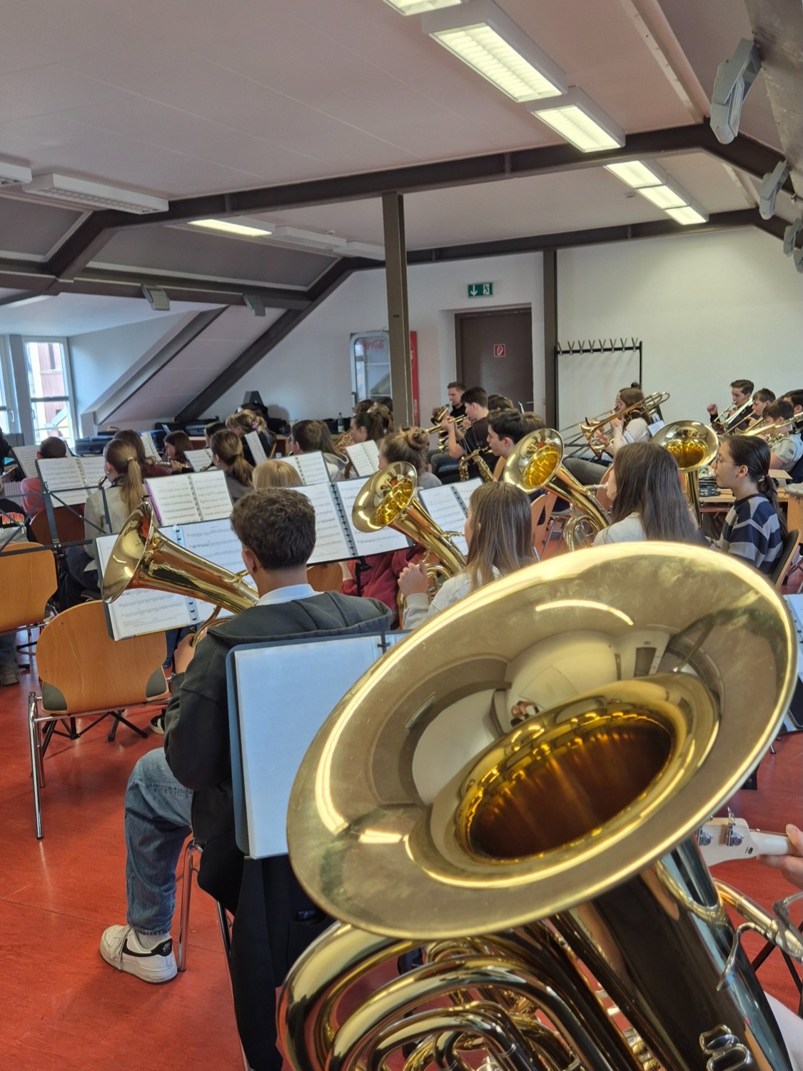 Dreitägiges Probenlager des Blasorchesters in der Alten Feuerwache Plauen
Mit dem Frühlingsbeginn werden auch die Vorbereitungen des Blasorchesters auf das Frühlingskonzert am 21. Mai verstärkt.
58 Schülerinnen und Schüler der Klassen 7-12 haben drei Tage lang umfassend für ihre anstehenden Auftritte geprobt. Neben Highlights aus dem letzten Jahr wie „Mission Impossible“ wurden auch neue Stücke, darunter ein Abba-Medley und „Crocodile Rock“ geübt.
Außerdem wurden die Siebtklässler im traditionellen Aufnahmeverfahren offiziell als Mitglieder des Blasorchesters empfangen.
Frau Schaaf, Herr Riedel und Frau Meier
#probelager #orchester #bläserklasse #graupnegym