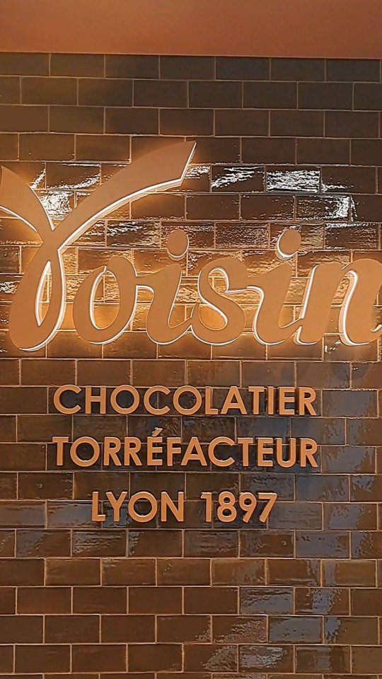 Retour sur notre journée à Lyon dans les coulisses de la maison Voisin ! Chocolatier torréfacteur depuis 1897 🍫☕️
Visite des ateliers suivie d'une dégustation de café, nous en avons pris plein les yeux et les papilles !
Pâques approche, retrouvez notre sélection de chocolats en boutique 🍫🥚🔔
@chocolatsvoisin
#chocolat #paques #caviste #epiceriefine #digoin
