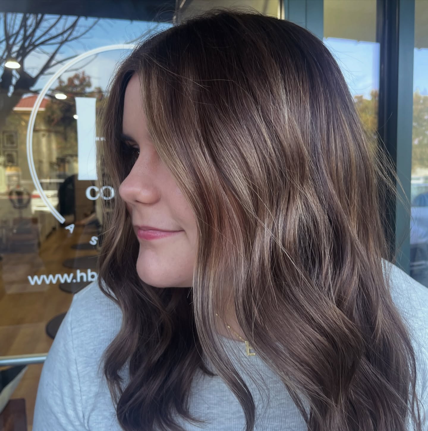 Bronde has taken over as the go-to shade, offering a natural look that feels authentic. It’s perfect for those seeking brightness without sacrificing depth. This color brings a warmth that enhances your skin tone while remaining beautiful for weeks. With its effortless, lived-in vibe, it requires minimal upkeep. As your hair grows, it blends seamlessly, always appearing polished rather than overly styled. It creates that coveted “I woke up like this” luxurious hair that everyone desires!
Make sure to save this photo for your next appointment, and don’t forget to book through the link in my bio!