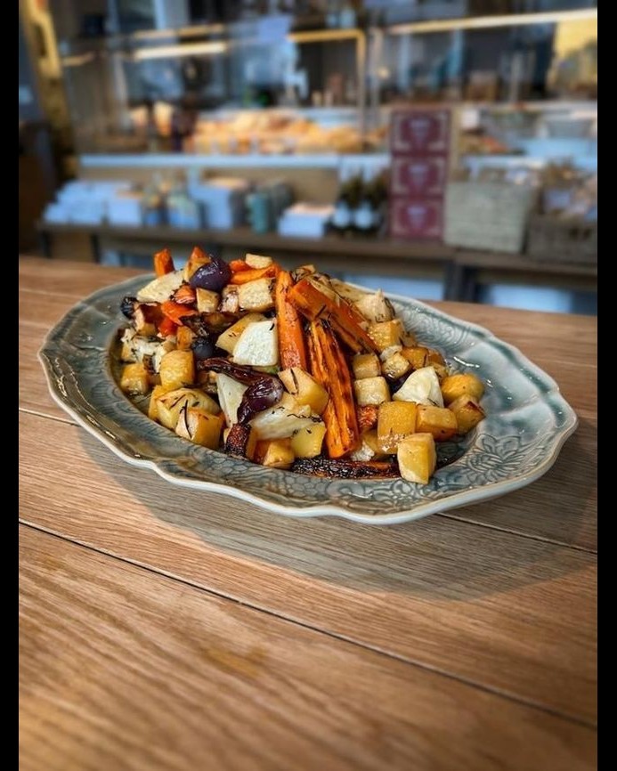 Påsketilbehør i disken: bakte grønnsaker som passer til påskelammet – eller bare til kos. 🥕
Vi har også flere salater og annet godt til påske.