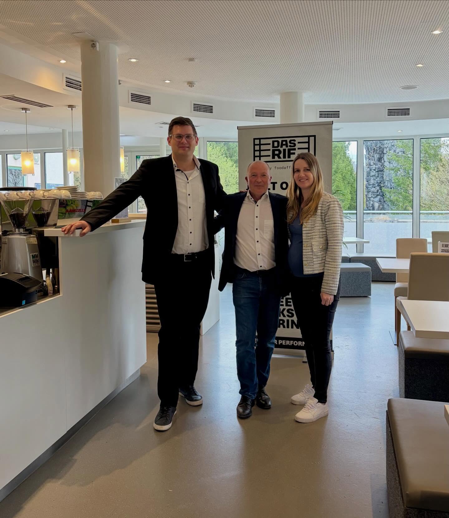 Neue Partnerschaft am Start 🤝
Wir freuen uns sehr, dass wir einen Partner gefunden haben, der perfekt zu unserem Sportzentrum passt!
Im April läuft im @das.rif noch die Soft-Opening Phase:
Mo-Fr: 09:00-14:00h - ab Mai werden die Öffnungszeiten ausgeweitet.
Die ersten Tage sind bereits gut angelaufen und die Gäste zufrieden! Kommt gerne vorbei und überzeugt euch selbst 🤩