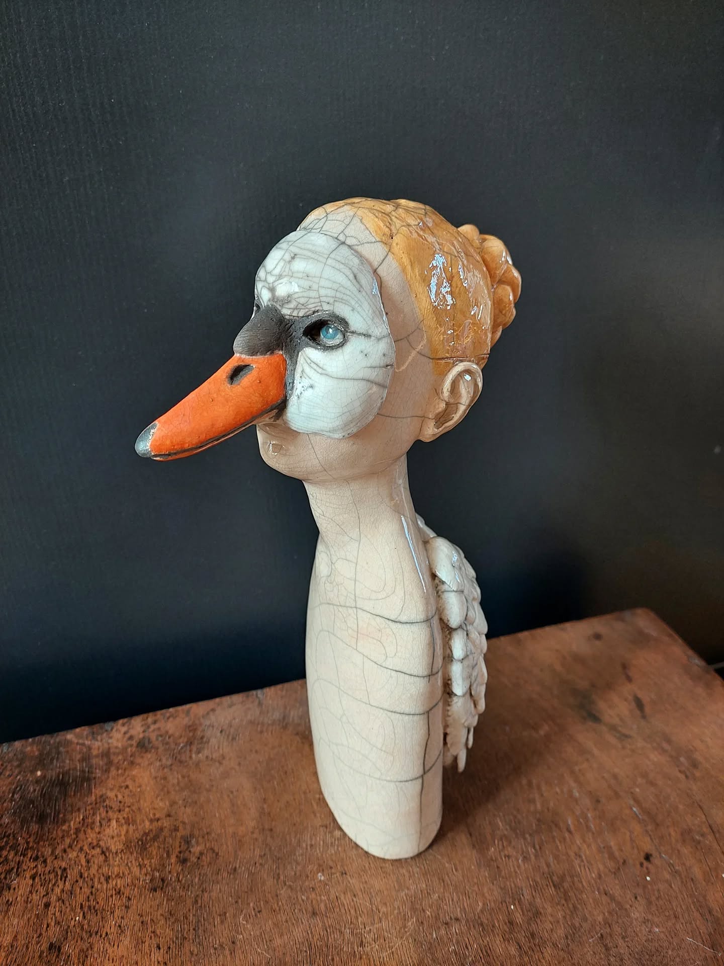 Petit buste déguisé en cygne, hauteur 20 cm environ.
Cuisson raku.
#sculptureceramique #rakufiring #sculptureanimalière #artistenantes #clayart