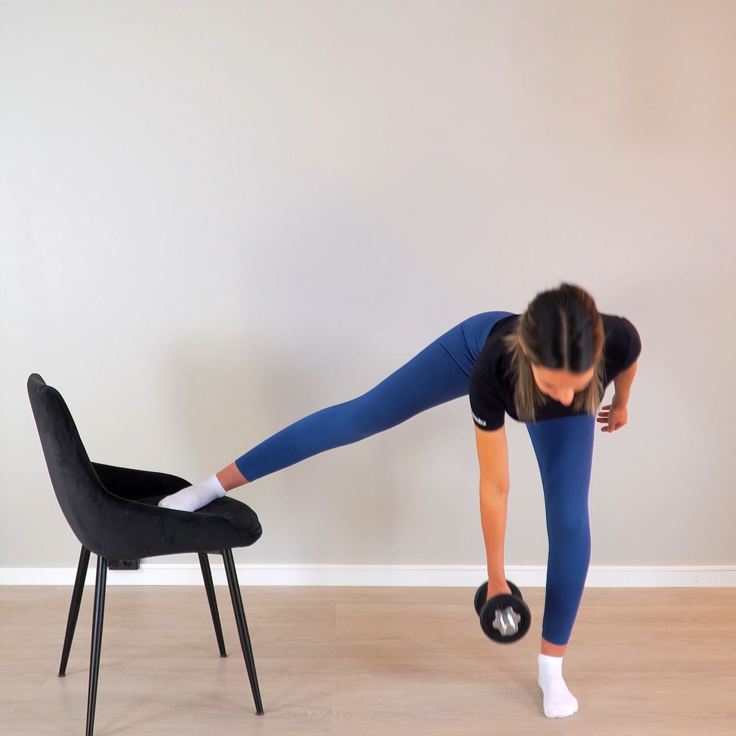 HYBRID-øvelse🔥 Denne både tøyer innside av lår og styrker opp rygg, rumpe & bakside av lår. Start gjerne med noe litt lavere enn en stol - og unngå siderotasjoner i bekkenet.
📲 Se alle våre øvelser i APP 🤩 https://styrketreninghjemme.no
#hjemmetrening #markløft #treninghjemme