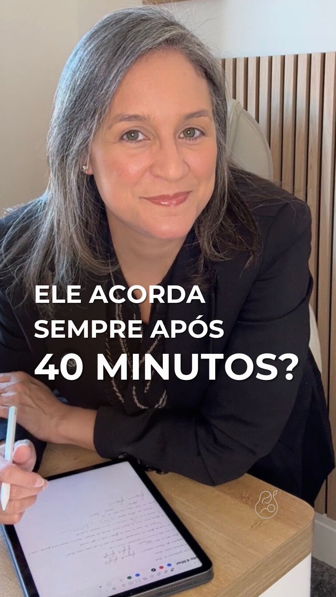 Muitos pais pensam que quando o bebê acorda cerca de 40 minutos depois de adormecer…
é porque ele não queria dormir.
Mas, na maioria das vezes, isso só significa que ele terminou o primeiro ciclo de sono.
E o que acontece nesse momento faz muita diferença para o resto da noite.
Quando o ritmo do dia, o horário de dormir ou as associações de sono não estão bem alinhados, esse despertar pode se repetir várias vezes.
A boa notícia é que isso normalmente tem explicação — e tem ajuste.
Se esse padrão aparece por aí, vale observar com carinho o que acontece antes de dormir.
Salvar esse vídeo pode ajudar quando esse despertar voltar a acontecer.