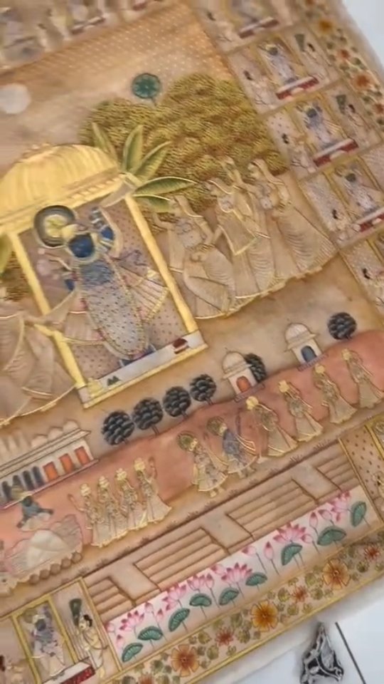 ✨ Shreenath Ji in Pichwai grace ✨
Placed in the East direction, this Visvakrit creation radiates divine connectivity and flow.
The rising sun meets devotion here—awakening bonds, nurturing harmony, and inviting auspicious beginnings. 🌸
🕉️ A canvas not just of art, but of energy—where tradition and Vastu unite to expand connection.
Order us on +919266886221
#ShreenathJi #PichwaiArt #Visvakrit #VastuInspired #DivineConnectivity SacredSpaces