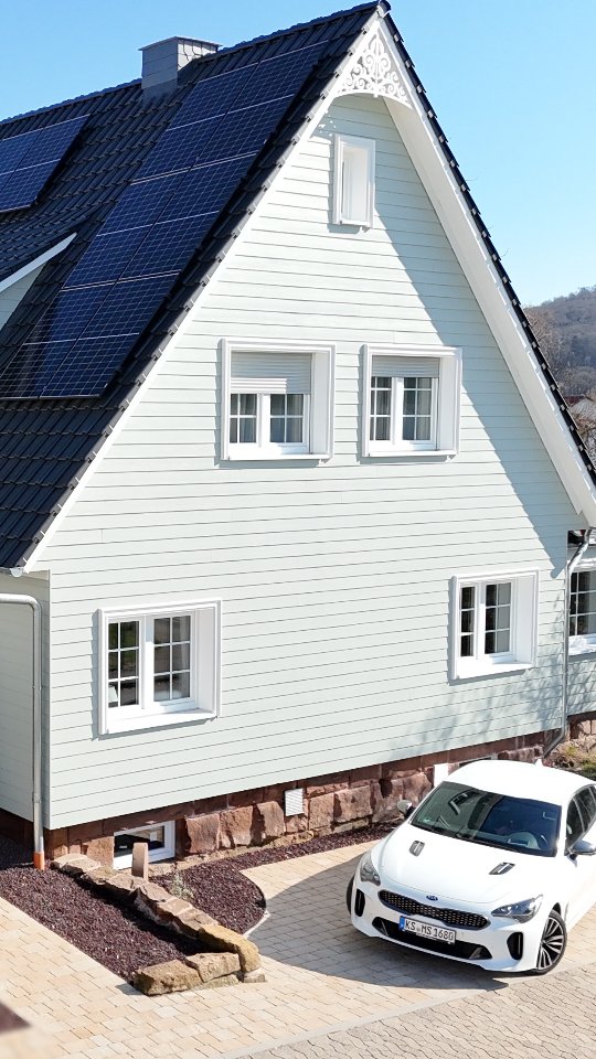 Neuer Gehweg - Check ✅
Mit Rosenbogen, ein paar schönen Pflanzen und ganz viel Vorfreude auf den Sommer 🌹
Ich bin gespannt, wie alles in ein paar Monaten aussieht.