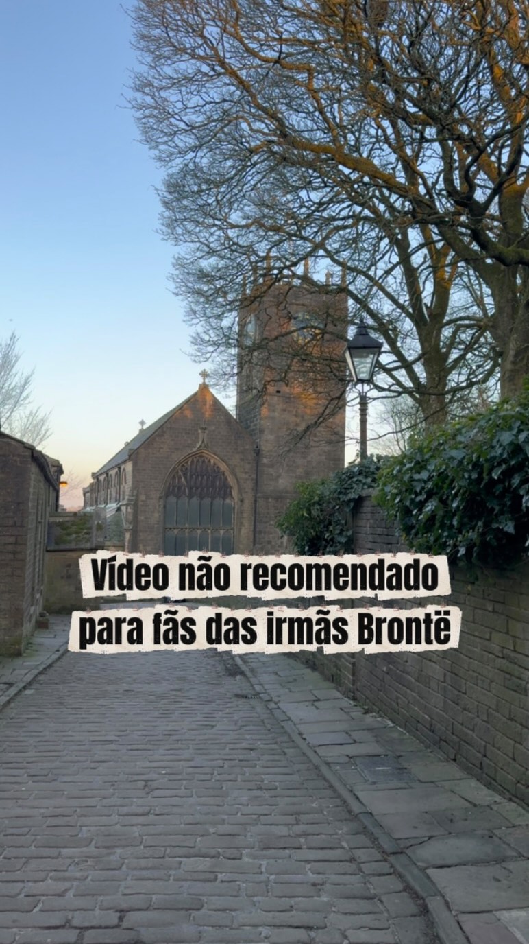 No coração do vilarejo de Haworth está um dos lugares mais importantes da literatura inglesa: a casa das irmãs Brontë,onde Charlotte, Emily e Anne viveram.
Hoje transformado no Brontë Parsonage Museum, o espaço preserva não apenas objetos pessoais, mas toda a atmosfera que inspirou obras como O Morro dos Ventos Uivantes e Jane Eyre.
Mais do que um museu, é uma experiência para quem ama literatura, história e quer entender o contexto por trás de algumas das histórias mais intensas já escritas.
Visitar Haworth é mergulhar na paisagem, no isolamento e na sensibilidade que marcaram a escrita das irmãs, um passeio cultural único no interior da Inglaterra. 🇬🇧
🎥 No nosso canal EmiLou Day by Day | Irmãs Viajantes, mostramos o tour completo pela casa, detalhes dos ambientes e curiosidades sobre a vida da família Brontë.
�🔗 Link na bio.