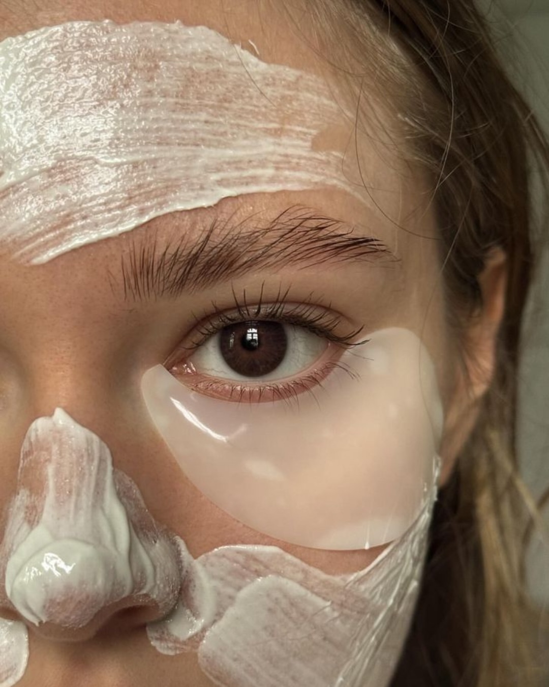 Et si vous arrêtiez de choisir entre efficacité et lâcher-prise ?
Le Soin Self Love est né de cette envie :
proposer un rituel visage à la fois profond, sensoriel et entièrement personnalisé.
Un soin qui s’adapte à vous,
à votre peau du jour,
à votre énergie.
Pas un protocole figé.
Une vraie expérience.
Chaque geste est pensé pour réveiller l’éclat, détendre les traits et apaiser le système nerveux.
Disponible en 30, 45, 60 ou 90 minutes, selon votre besoin du moment.
Réserve ton soin sur Planity :)
Facialiste - Soin visage sur mesure - Bien-être - équilibre - kobido