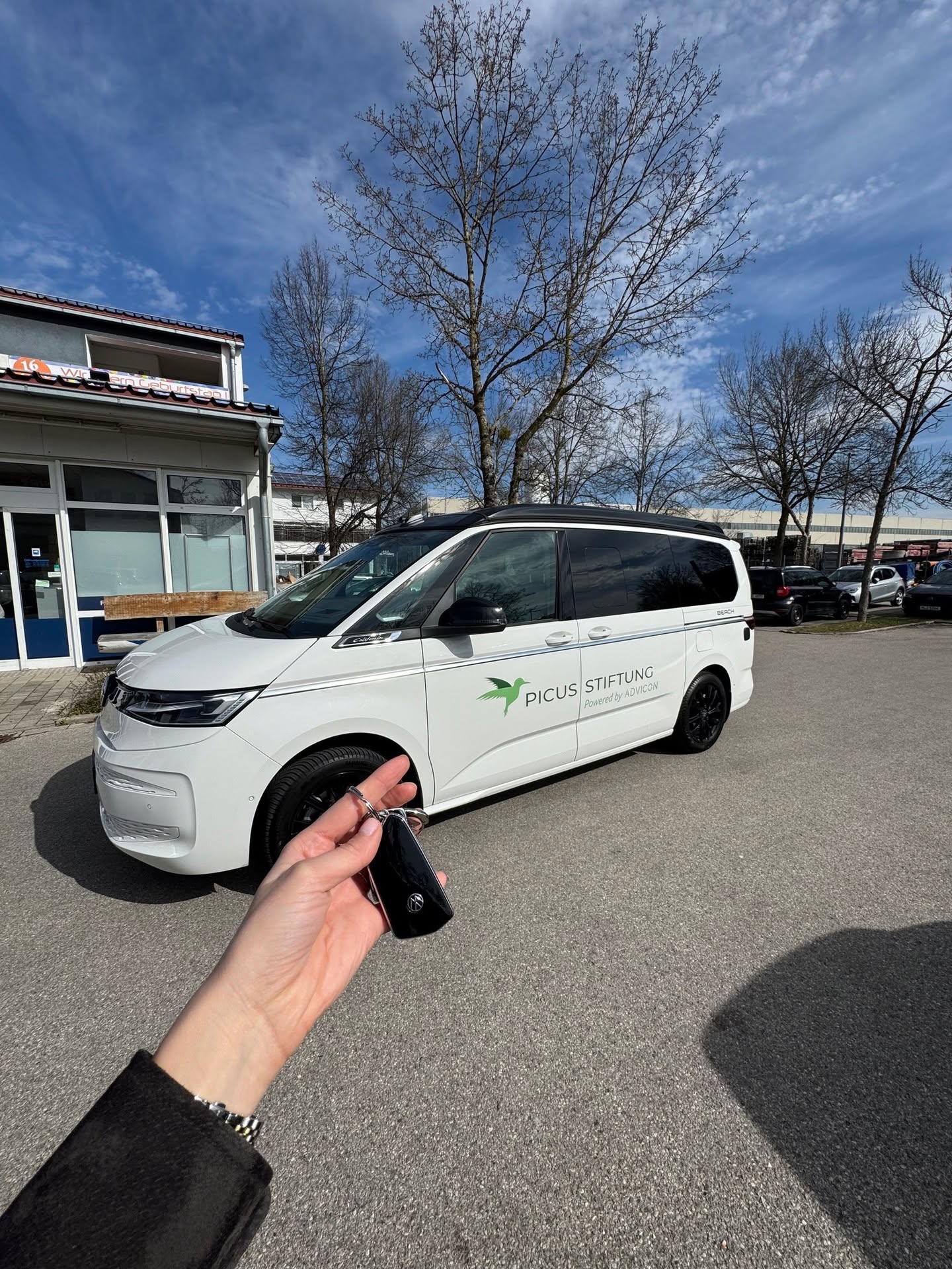 Neuer Look für unseren VW Bus 🚐✨
und bald on the road für unser Team 💚
Arbeit & Auszeit? Warum nicht beides.