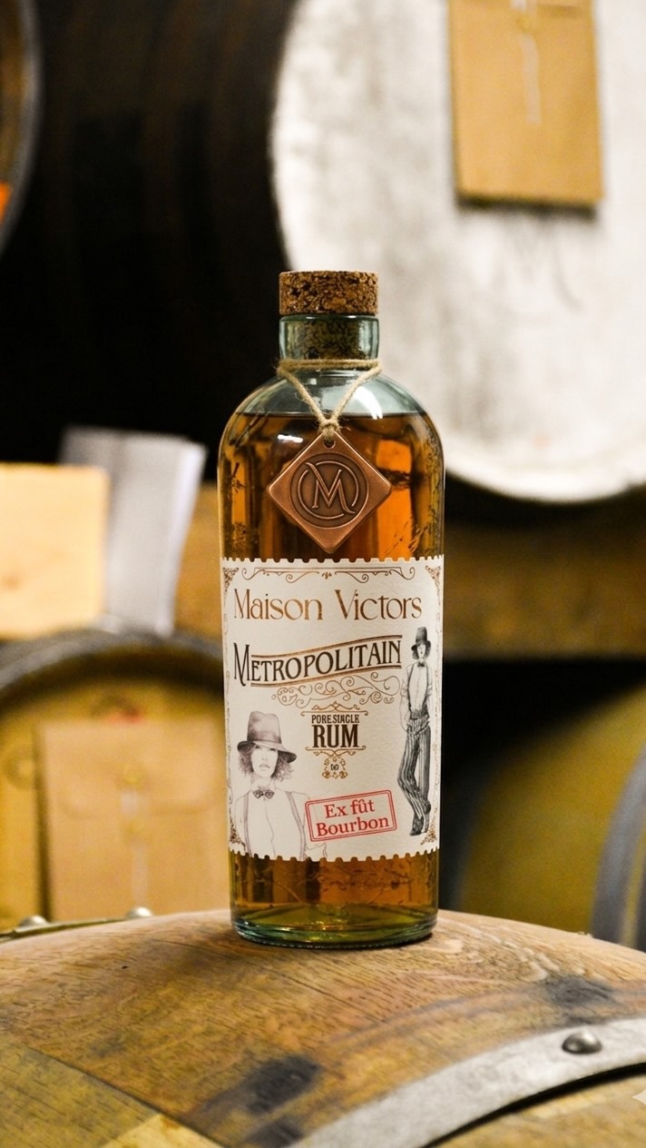 Notre Pure Single Rum franchit un nouveau cap !
Inspiré des grandes traditions jamaïcaines, notre nouveau rhum brun révèle une palette aromatique riche et solaire ☀️
• Fermentation longue
• Distillation en alambic à double retort
• Vieillissement en ex-fûts de Bourbon
Chaque étape révèle son caractère unique ✨
👉 Le Pure Single Rum arrive bientôt.
#rhum #spiritueux #savoirfaire #distillerie
L’abus d’alcool est dangereux pour la santé, à consommer avec modération.