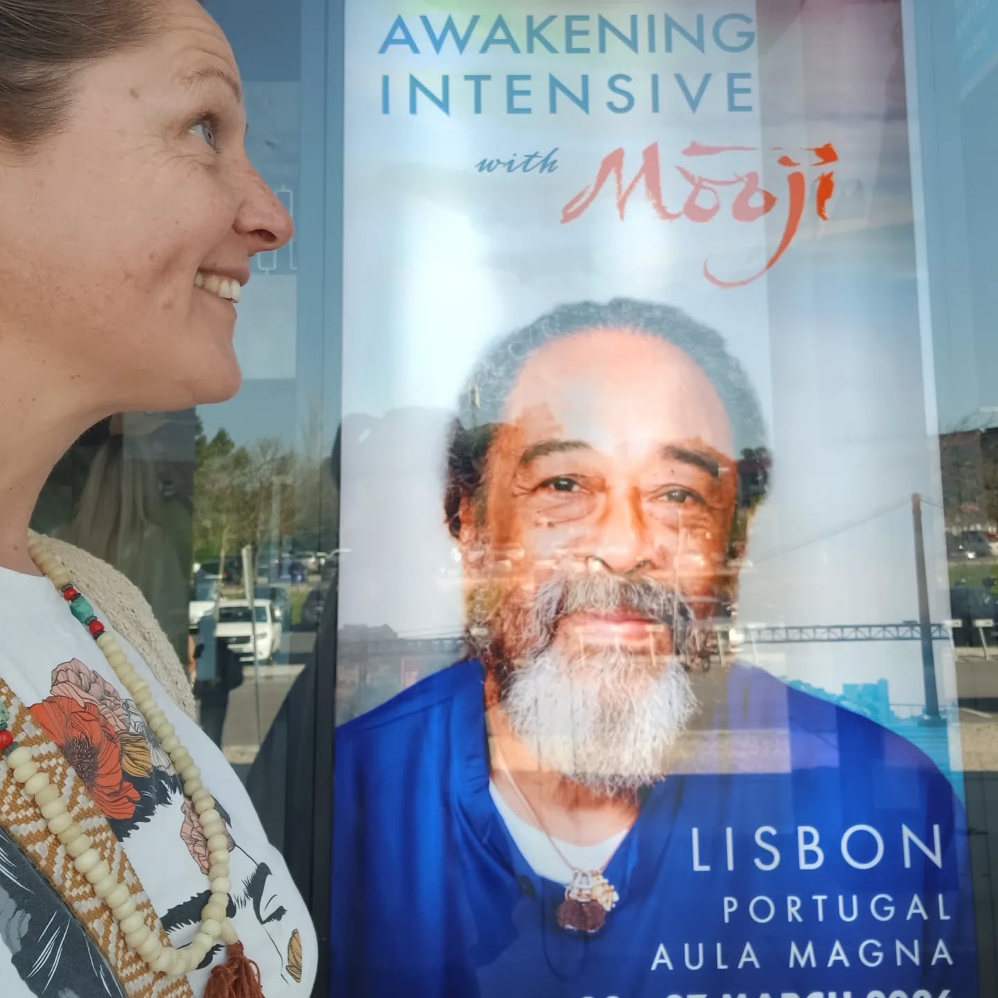 Vi porto ciò che l’esperienza di awakening con Mooji mi ha donato.
Al di sotto di ciò che cambia — il corpo, i pensieri, le emozioni, le credenze, le identità — esiste qualcosa che non muta.
Tutto ciò che possiamo osservare è un ospite: arriva e se ne va.
L’ego nasce dall’identificarci con ciò che è impermanente.
Il movimento non è fuggire dal mondo — perché il mondo ci raggiunge sempre —
ma ritirare l’identificazione, restare come presenza.
Nel cuore, quando parliamo da lì,
questa verità è già viva.
Da questo spazio emergono naturalmente
pace, amore, compassione —
non come obiettivi, ma come espressione del vero Sé.
Il distacco non è separazione,
ma accesso alla presenza.
Lasciamo che fioriscano, in modo naturale, la pace, l’amore e la gioia.
Non c’è nulla da costruire: tutto è già presente in noi.
Lasciamoci avvolgere dal loro profumo:
in esso troveremo riposo, armonia e un senso di casa.
Siate felici!