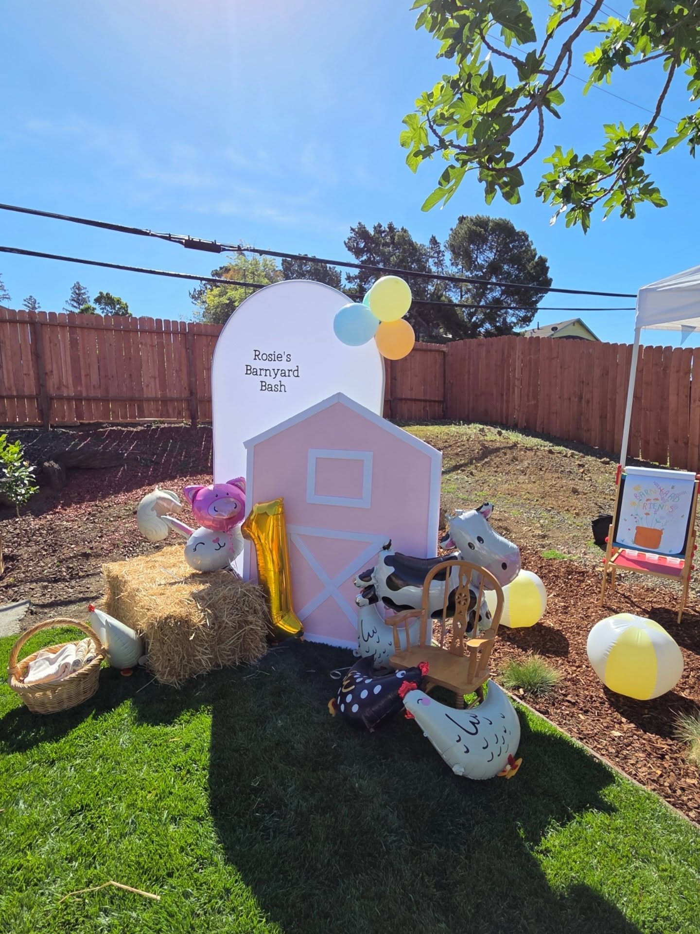 Loved setting up this Barnyard Bash for Rosie's first birthday 🐄🌾
Gingham hearts and ribbon, hay bales and fainting chickens ... every detail came together for the sweetest scene ✨ thanks so much @laurenpassalacquayay for including us in your memories 💗
#BarnyardBash #FirstBirthday #FarmPartyFun #TurningOne