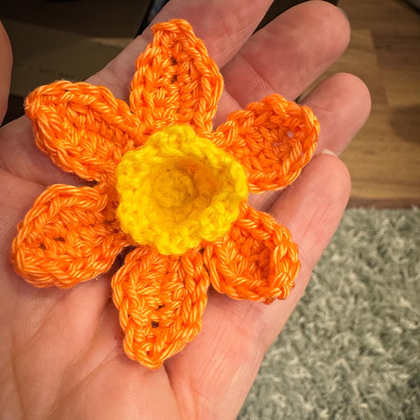 A little grey outside but happily crocheting daffodils in my pyjamas inside a snuggly warm house. Happy Sunday!
Pattern available in @simplycrochetmag issue 173
#crochet #crochetflowers #simplycrochet #daffodils #stresslesscraftmore