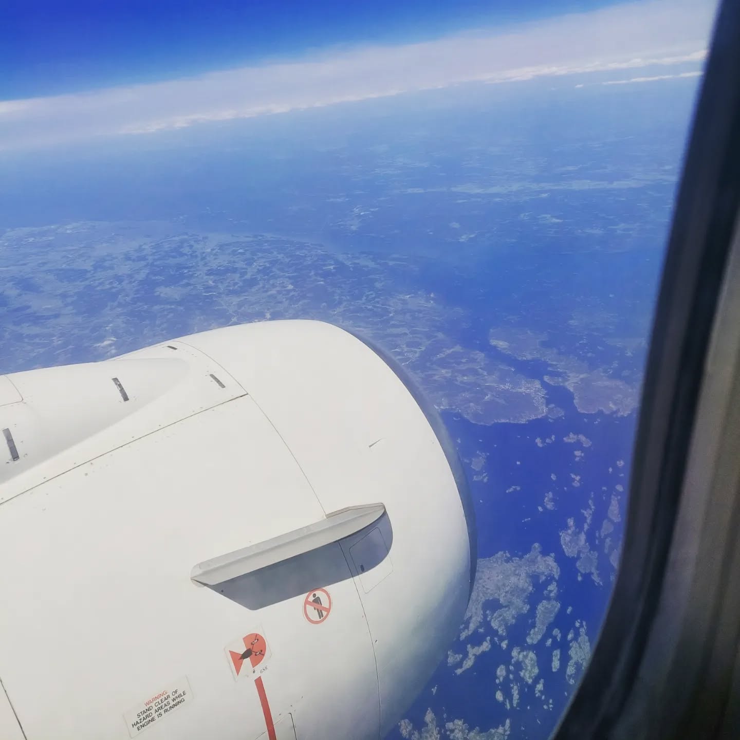 Endlich wieder unterwegs. 🙃🌴🌍 Nachdem unser Zubringerflug nach München gecanceled wurde, sind wir in der ersten Nacht im Flughafenhotel Köln gelandet. Am nächsten Morgen ging es dann über Stockholm und Bangkok nach Ko Samui. Jetzt kommen wir so langsam in Thailand an und genießen das Meer und das Land. 🦎🐢🐟🐠🦈🪸🌴🌍☀️