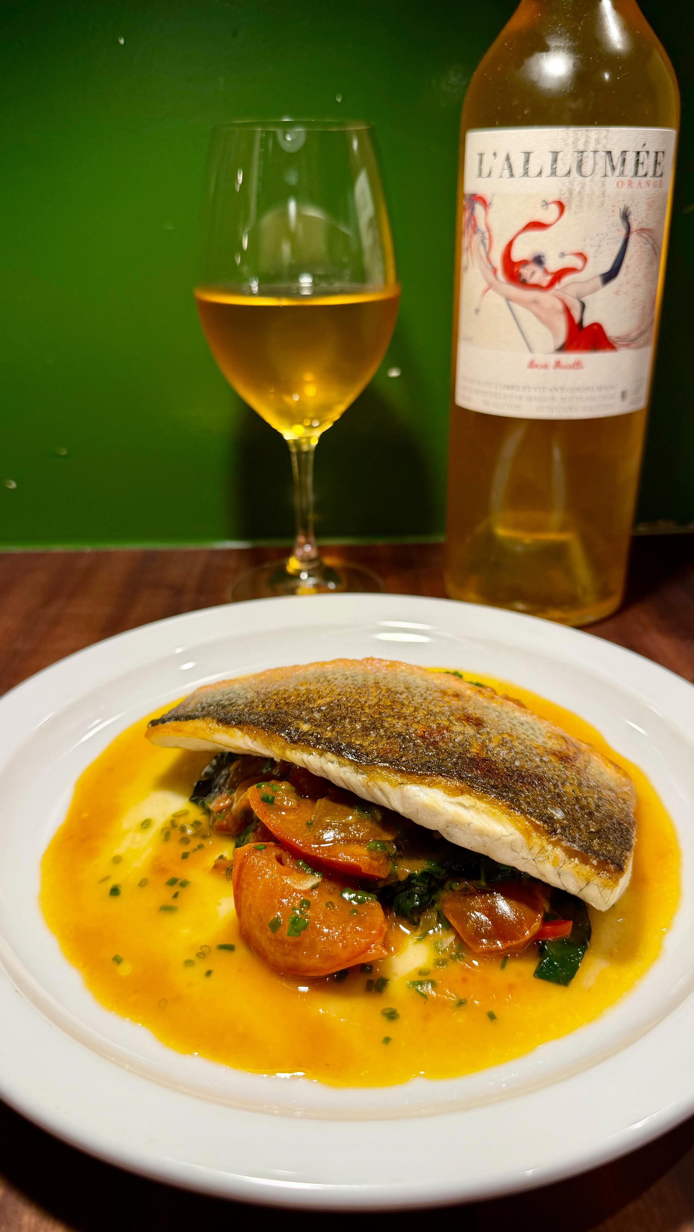Sea bass w confit tomato, cavalo nero & preserved lemon
Paired w Allumée by @annebuiatti