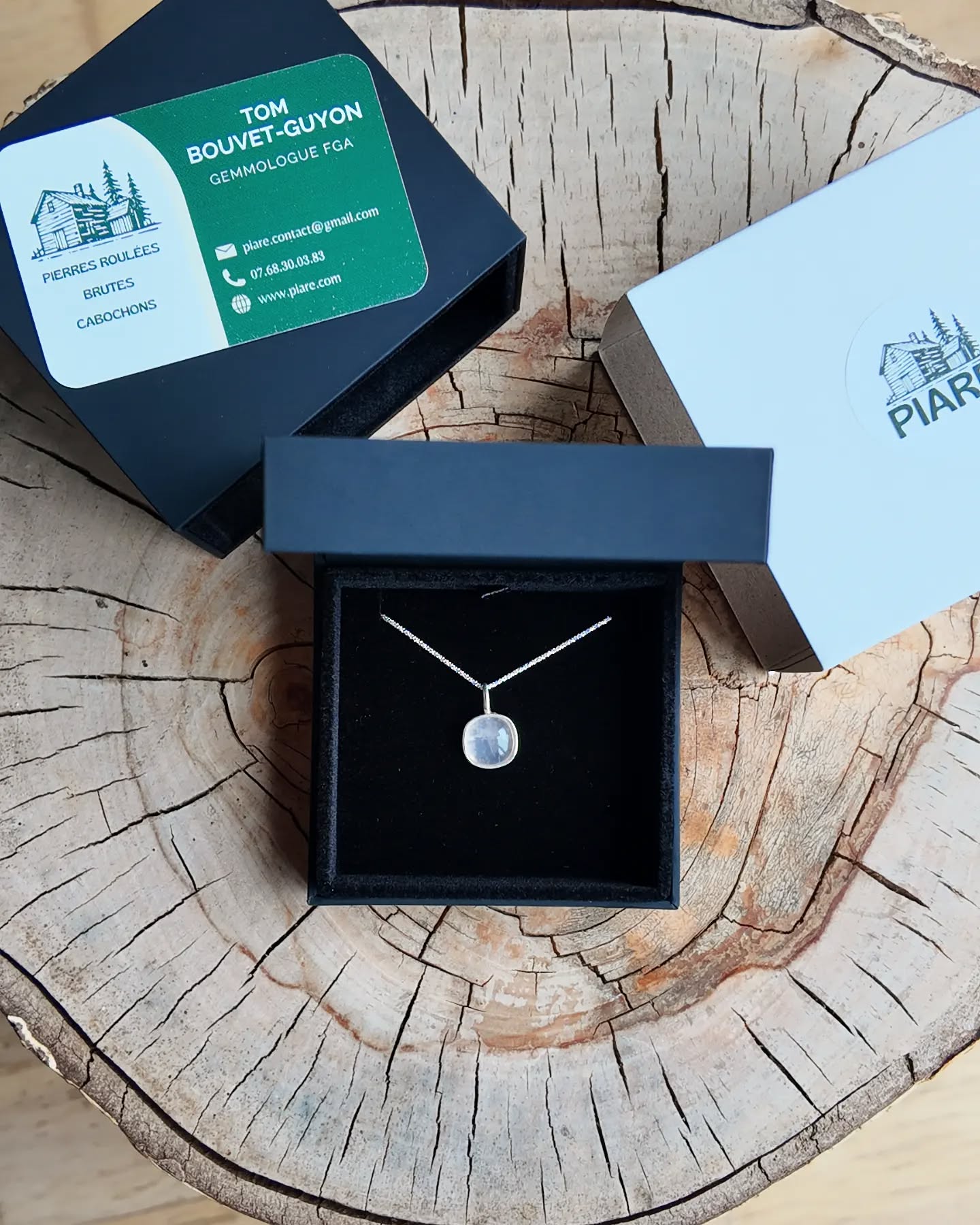 La douceur du Quartz Rose, l'exclusivité du sur-mesure. ✨
Découvrez cette création unique : un pendentif réalisé entièrement sur mesure en Argent 925. Au cœur de cette pièce, un magnifique cabochon en Quartz Rose, taillé en coussin carré pour un relief doux et lumineux.
Présenté dans son écrin moderne, ce bijou incarne l'alliance parfaite entre l'artisanat traditionnel et le design contemporain.
Le Sur-Mesure par PIARE :
Vous avez une idée, une pierre spécifique ou un projet particulier ? Je vous accompagne pour transformer vos envies en bijoux d'exception. Chaque pièce est unique, créée pour vous et avec vous.
Prêt(e) à donner vie à votre propre bijou ? Contactez-moi en DM pour discuter de votre projet personnalisé.
#Argent925 #QuartzRose #BijouSurMesure #Joaillerie #IdeeCadeau