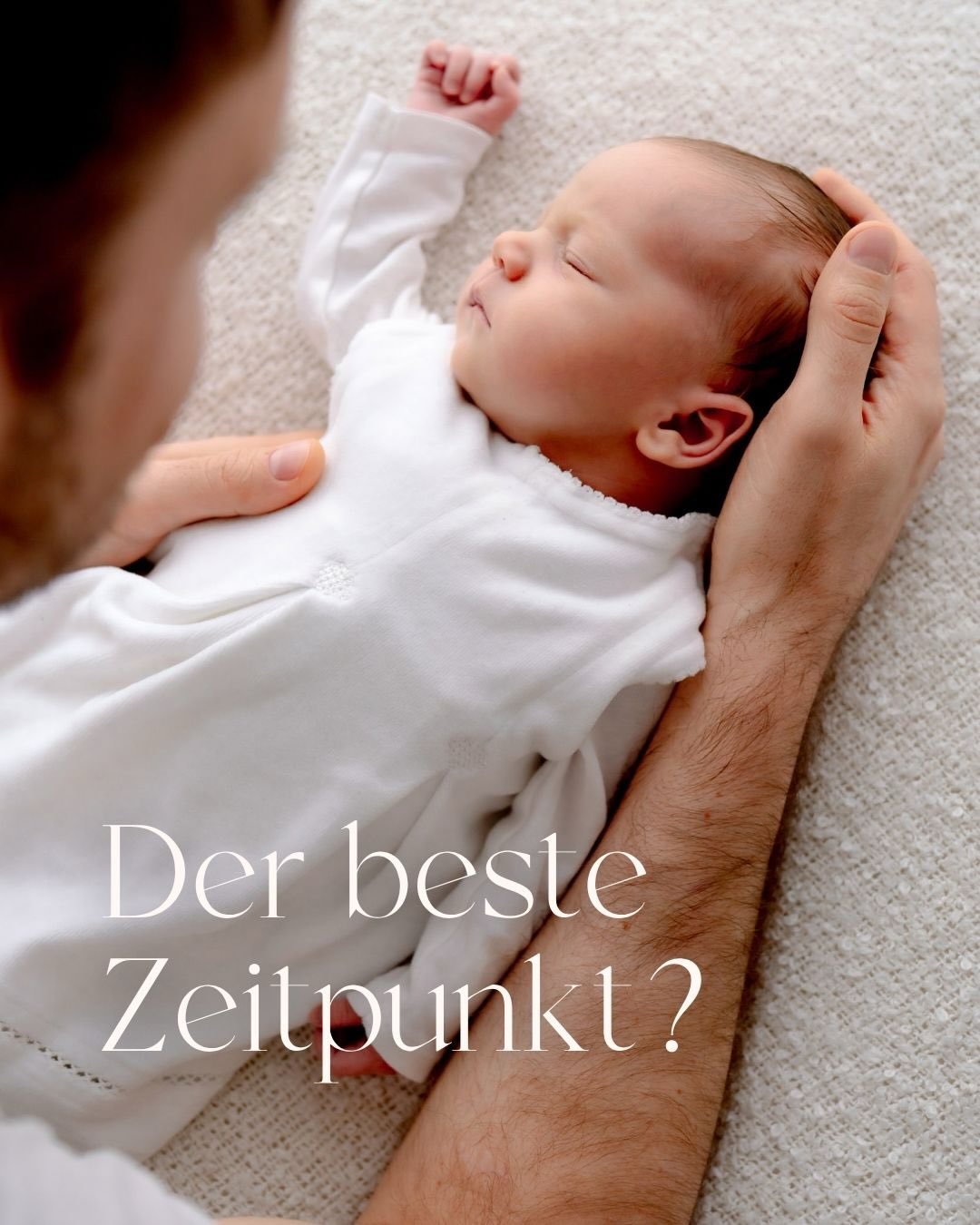 Der ideale Zeitpunkt für ein Newborn Shooting liegt tatsächlich innerhalb der ersten 10–20 Lebenstage. In dieser Zeit schläft euer Baby besonders viel und lässt sich ruhig und entspannt fotografieren. Allerdings ist es auch wirklich kein Problem, wenn euer Baby schon 4-5 Wochen alt ist. Auch hier lassen sich ganz zauberhafte Bilder machen - dafür schon mit mehr Mimik und vielleicht etwas weniger Schlaf :).
Da jedes Baby seinen eigenen Rhythmus hat, plane ich den Termin flexibel rund um Euren errechneten Geburtstermin. Euer Fotoshooting genießt ihr dann in meinem gemütlichen Tageslichtstudio - ganz ohne Zeitdruck, damit ihr euch pudelwohl fühlen könnt.
Schenke dir selbst diese kostbaren Erinnerungen - denn dein Baby verändert sich von Tag zu Tag mehr. So oft höre ich bei der Bildübergabe „Sie sieht jetzt schon ganz anders aus!“ - dabei sind die Fotos erst zwei Wochen alt.
Schreib mir eine Nachricht und sichere Dir Deinen Termin - ich freu mich auf euch!
_________
Hi, ich bin Isabel - deine Wohlfühl-Fotografin für Hochzeiten & Familien in Weikersheim und Würzburg. Für emotionale Fotos, die euch zeigen wie ihr seid, seid ihr bei mir genau richtig!
Isabel Heine Fotografie
www.herz-und-gold.de
isabel@herz-und-gold.de
Fotostudio Weikersheim
Babyfotos Bad Mergentheim
Familienfotos Main Tauber