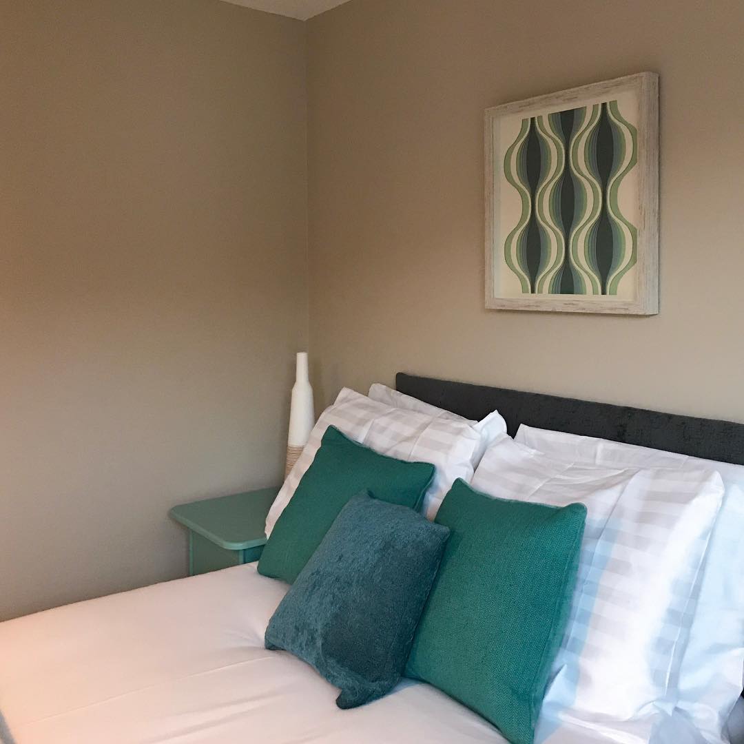 Crisp, plump and fresh for the next guests. I love making guest rooms sparkle and adding those special extra touches to welcome your visitors ✨