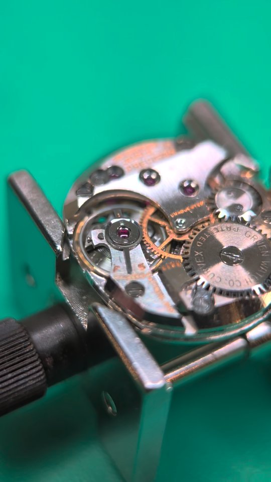 A Gruen Curvex caliber 435 from the 1940s in for service. The curved movement was designed to fit inside an equally curved case meant to maximize comfort on the wrist.
#gruen #curvex #watchmaking #horology #vintage