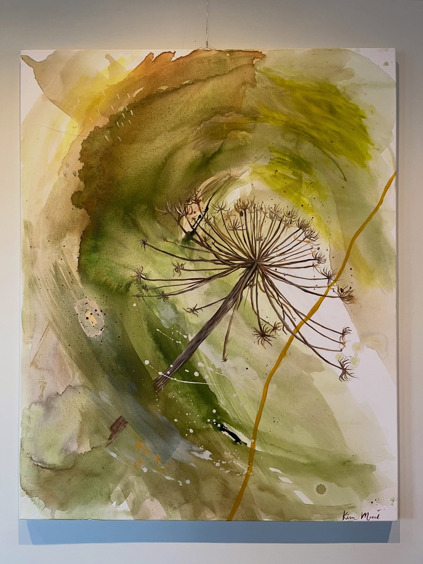 De klok is om, het voorjaar barst los en ik… word weer ‘wakker’ hier op de socials ;). Want er is een hoop gebeurd én ik wil dit schilderij eindelijk laten zien! Het staat voor hoe de kale winter overspoelt wordt met frisgroen en nieuw leven van de lente. Precies wat deze tijd van het jaar zo bijzonder maakt, vind ik. Oude, verweerde, kale takken staan er nog; mooi met hun vormen en structuren. Maar het bloeiende voorjaar knalt eroverheen, in alle uitbundigheid. Ik hou ervan! Dit schilderij is helaas niet meer beschikbaar (want onderschept en aangeschaft door mn allergrootste fans: m’n ouders 🥹🌿). En daar hangt-ie prachtig onder de oude balken van hun boerderijtje. En ik heb nieuws! Want we zijn verhuisd naar datzelfde dorp, waar ik ooit opgroeide in waar mijn kids nu op hun fietstje over de zandpaden en langs oude Drenthe boerderijtjes crossen. En waar ik nu bijna dagelijks m’n eigen schilderij zie hangen. Fijn voorjaar lieve mensen 💕🌸🍀!