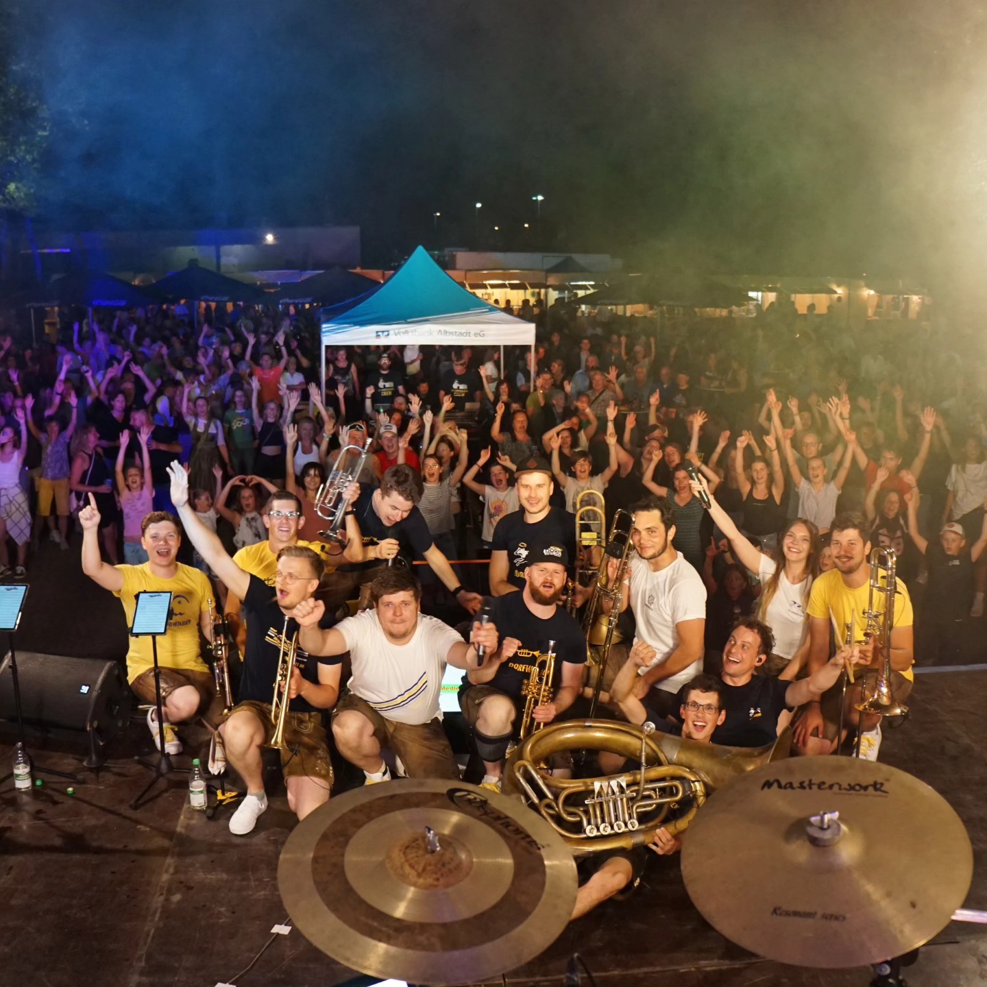 Throwback to Albstadt 📸🎉
50 Jahre, 50 Meter Theke - das war das Motto 🍻
Wahnsinns Stimmung & tanzende Menge - das war das Fazit! 💃🏼🔥
Und das alles Open Air, bei bestem Wetter und Bilderbuchkulisse inmitten der schwäbischen Alb 🏞️ - besser kann's nicht sein. @truchtelfingervereine vielen Dank für die Einladung! 💛
Am Samstag geht's weiter auf dem Erkheimer Volksfest @musikkapelle_erkheim - bis dann 🚀
#dorfheilige #halligalliohneende #openair #schwäbischealb