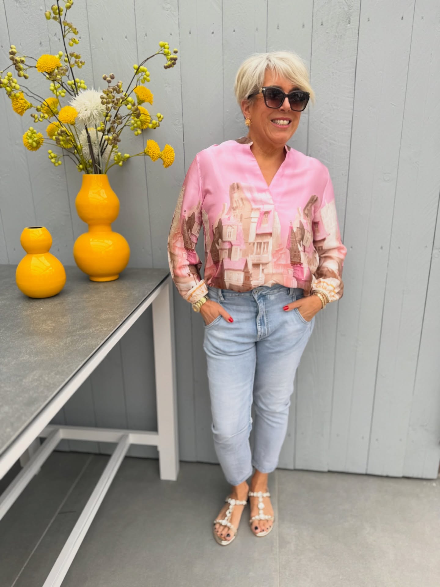 Susi sieht einfach so frisch aus in diesem Look 💕✨
Wir sind total verliebt in dieses zarte Rosa – so weich, so freundlich und einfach ein echter Gute-Laune-Farbton 🌸
An Susi sieht man sofort, wie schön die Farbe strahlt und wie lässig die Kombi wirkt 😍
Die Bluse ist modern, super bequem und trägt sich einfach richtig angenehm – genau solche Teile lieben wir ✨
Ein Look zum Wohlfühlen und Strahlen 💗
Wie gefällt er euch?
👉 Jetzt shoppen – Link in der Bio bei Fashion Boxx
⸻
#fashionboxx #ootd #outfitinspo #sommerlook #rosa #pastellliebe #modetrend #fashionstyle #instafashion #lookoftheday #modefürfrauen #styleinspo #trendlook #boutiquestyle #onlineshop #fashionliebe #goodvibesonly #casuallook #frühlingsgefühle