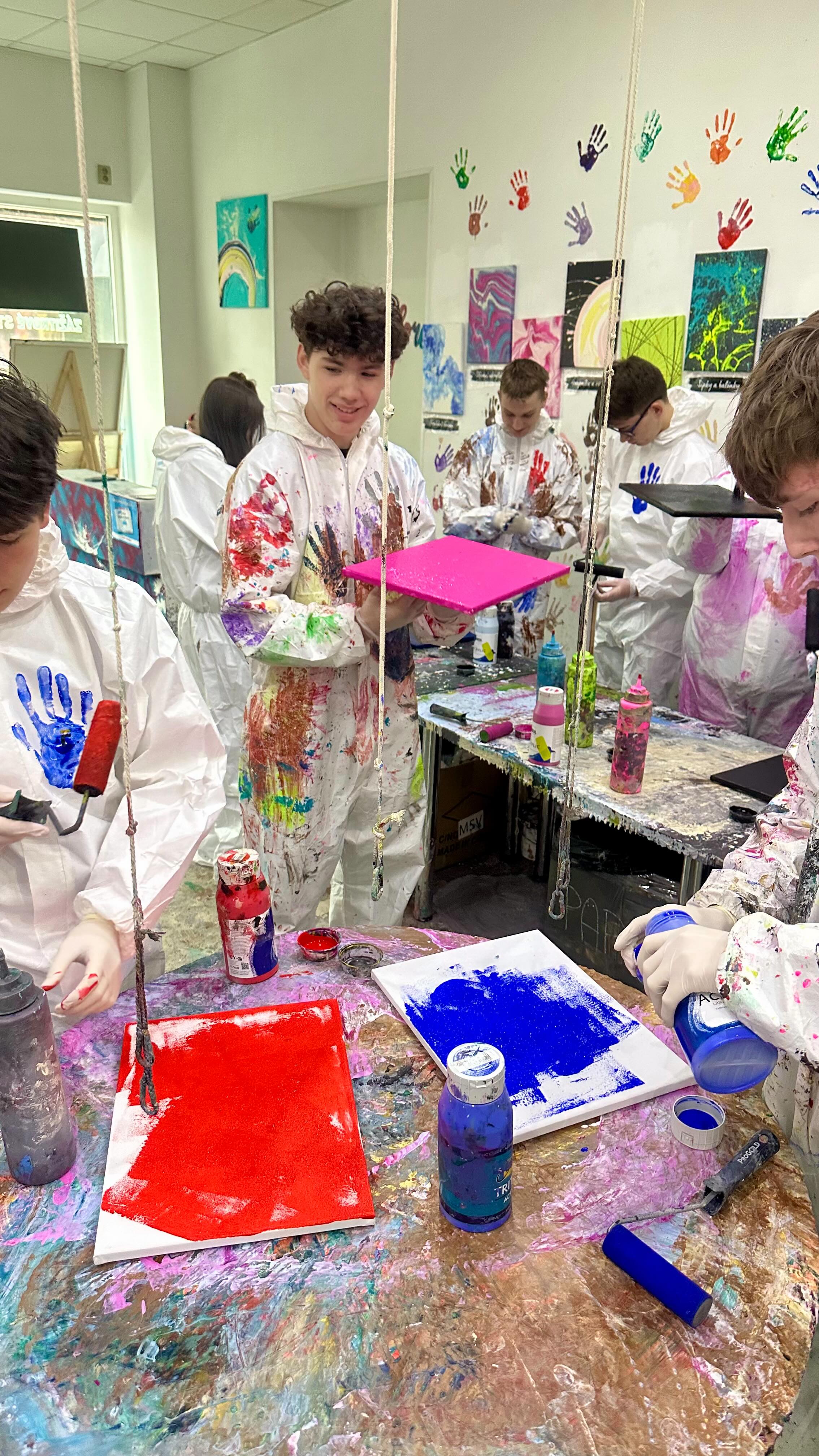 Prváci ze třídy PL1/MZ1 za sebou mají ne úplně tradiční školní den, kdy na jedno odpoledne vyměnili propisky a sešity za štětce a plátna! Děkujeme @colorium.trinec za možnost návštěvy! 