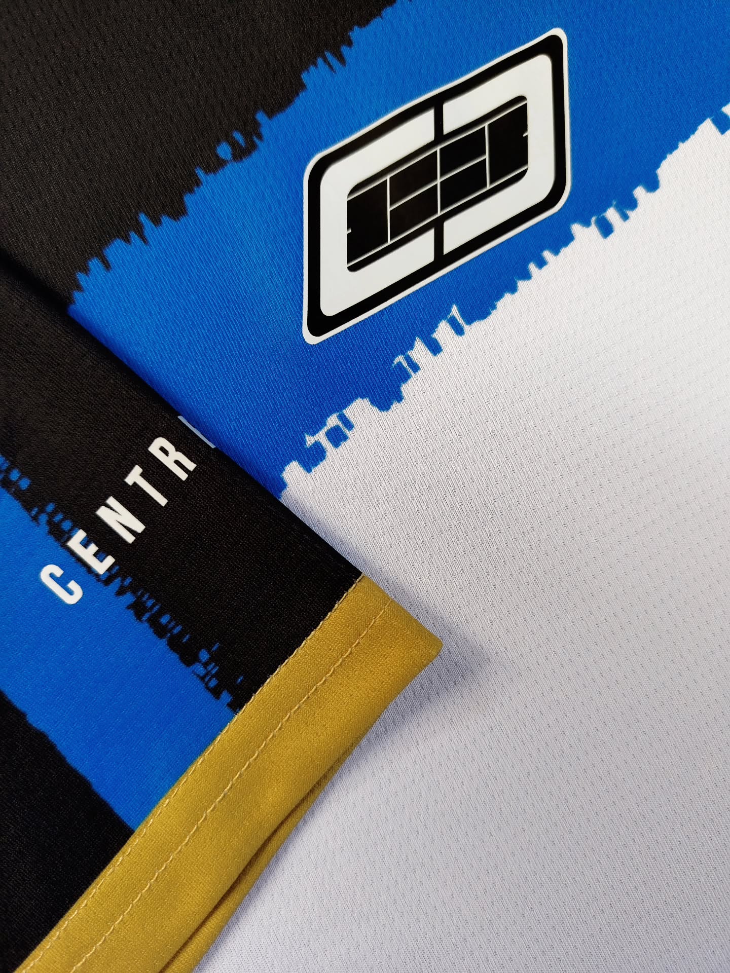 ESPRIT REBELLE.
🎸🎾⚡
LA NOUVELLE COLLECTION TENNIS REBEL 2.0 SE DÉVOILE...
DISPONIBLE CETTE SEMAINE UNIQUEMENT SUR NOTRE SITE EN SÉRIE LIMITÉE.
ROCK'N'ROLL TENNIS IS NOT DEAD 🎾🎸
CENTRE COURT EST UNE MARQUE FRANÇAISE 🇫🇷