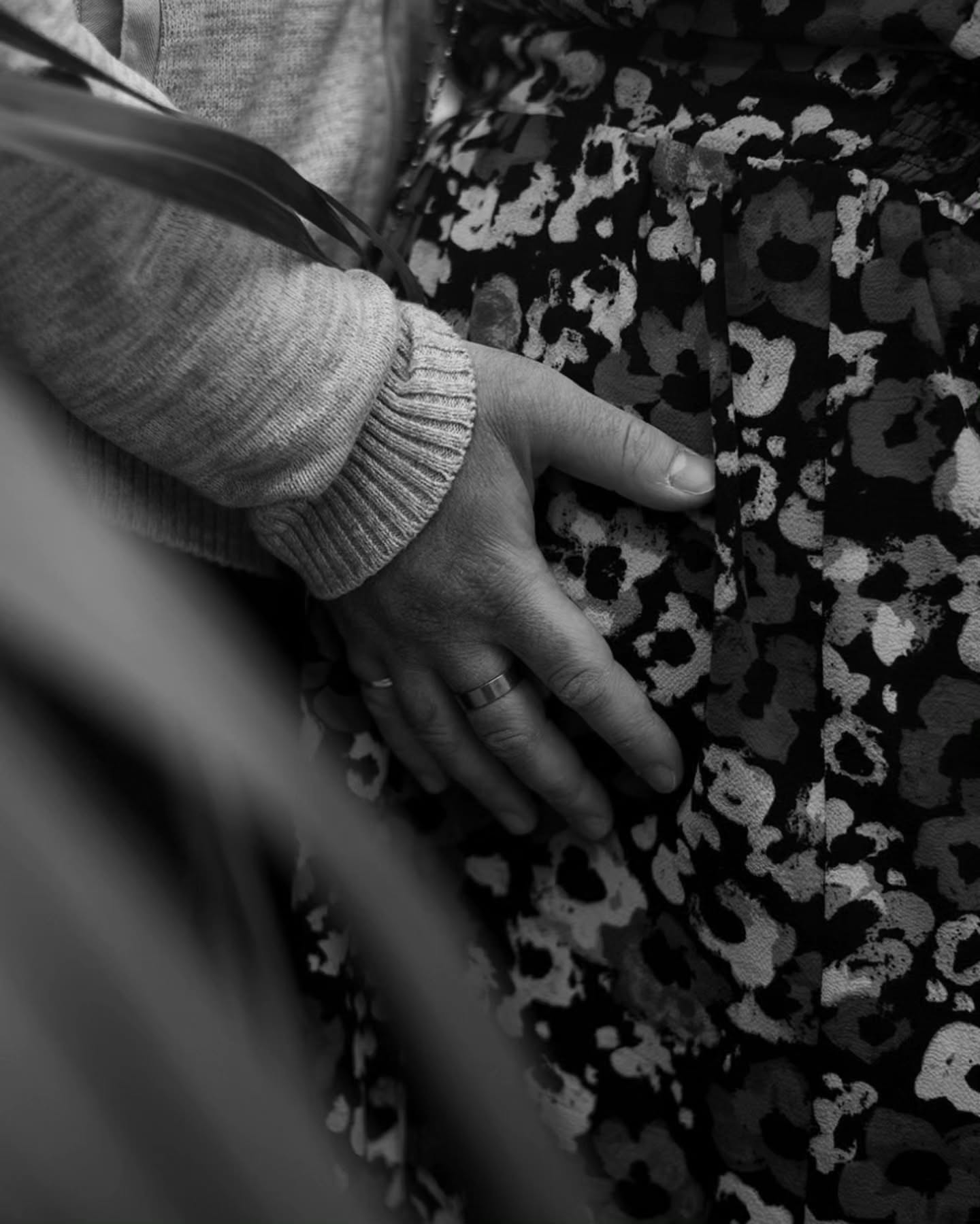 Il n'y a que des Nantais pour faire des séances sous la pluie 😅
En février j'ai pris l'avion direction la Loire Atlantique pour une séance grossesse puis la cérémonie civile de leur mariage le lendemain.
Alors que dans le Sud personne ne sort quand il y a 3 nuages (autant vous dire que c'est chômage technique depuis décembre 🫣), Émeline & Tony n'ont pas hésité une seconde, même sous la pluie !
Nous avons même trouvé refuge dans la magnifique serre du jardin des plantes 🌿
Le tout accompagné bien évidemment de leur petite Ollie ✨
Et vous ? Vous êtes plutôt "on décale pour avoir du Soleil" ou "peu importe la météo, on fonce !" ?