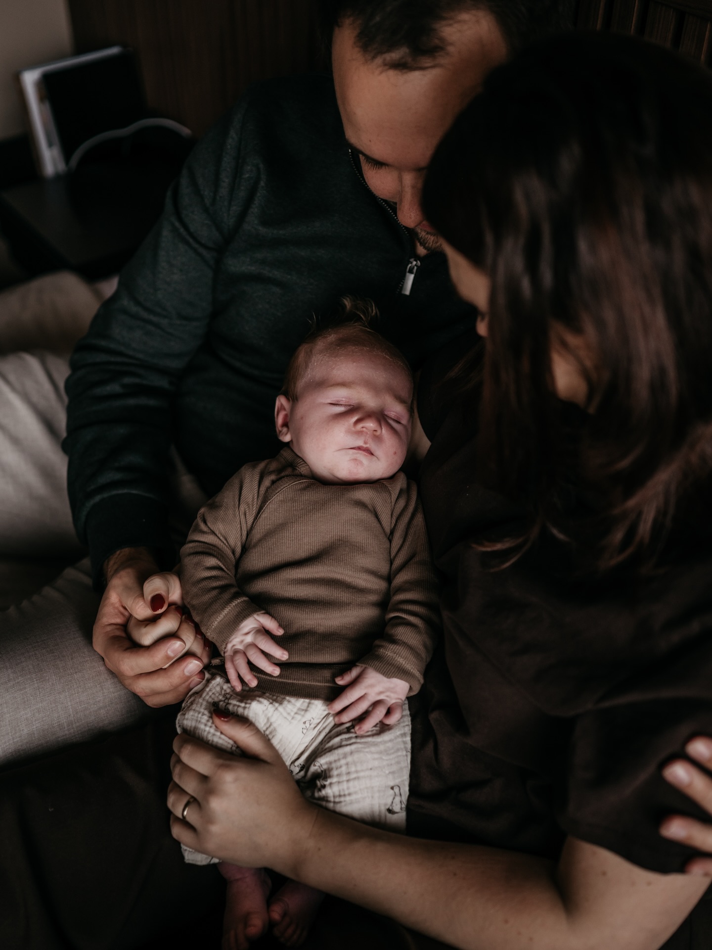 Ik mocht vandaag even op bezoek bij de baby die ik ter wereld heb zien komen, Lot. Gewoon als mezelf zonder camera deze keer. Afgelopen zaterdag had ik deze leukerds weer voor mijn camera, samen met de rest van hun familie.
En a.s. vrijdag staat er weer een newborn op de planning. JEEJ! Want ik blijf het toch altijd heel leuk vinden om deze babybubbel binnen te stappen.
Inmiddels is hij dan ook echt live de geboortepagina, waar je ook het geboorteverhaal van Lot kan lezen. En hier ben ik toch een partijtje trots op!
Wist je dat je er ook voor kan kiezen dat ik na jullie bevalling, jullie kindje thuis vastlegt tijdens een newbornshoot.
En kan je echt geen genoeg van mijn krijgen, dan leg ik met liefde ook nog jullie zwangerschap vast. Neem vooral even een kijkje!
#geboortefotograafettenleur
#geboortefotograafbreda
#geboortefotografie
#babylove
#blog mooi