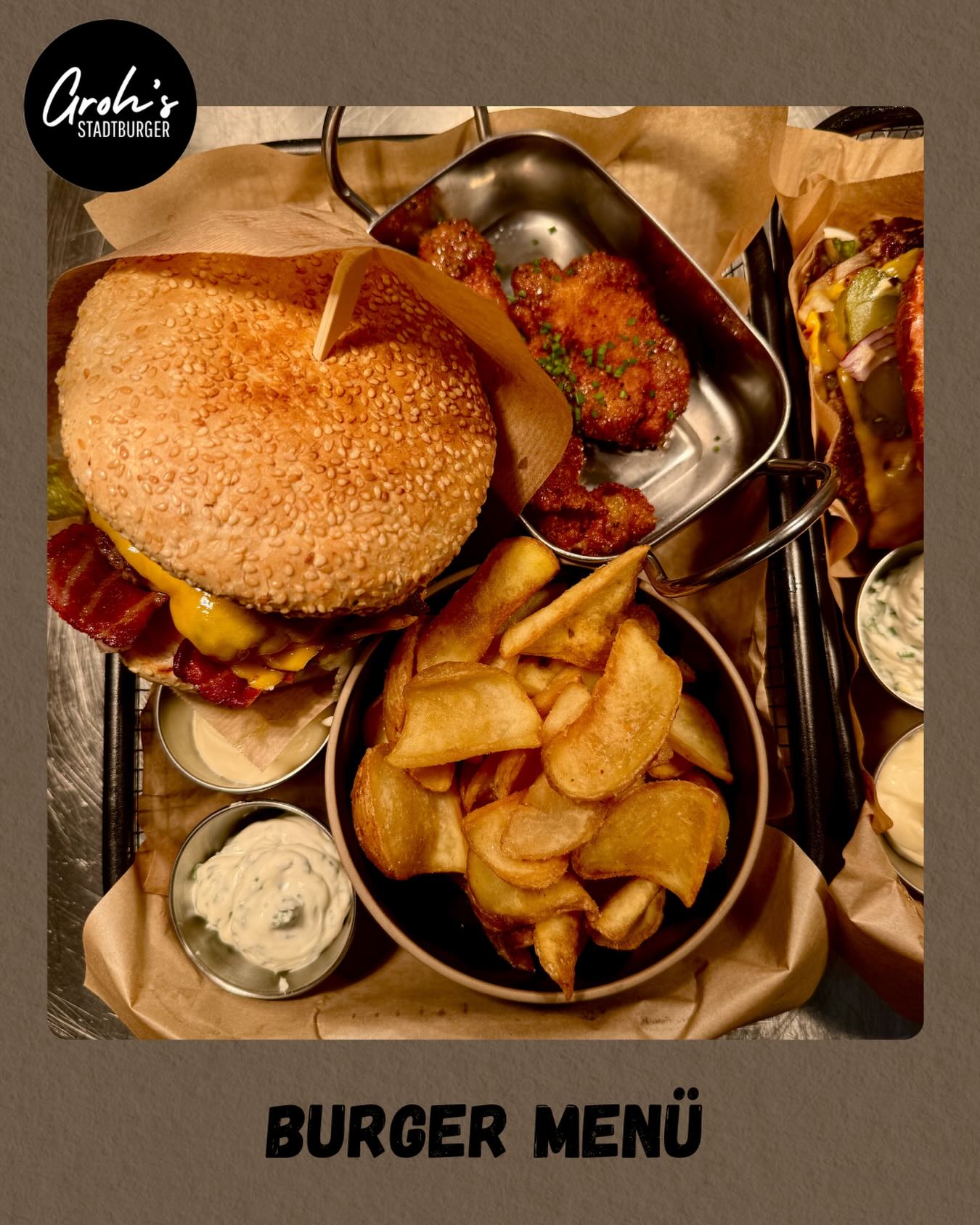 Liebe Leute,
kennt ihr eigentlich schon unser Menü-Angebot?
- ein Burger eurer Wahl
- Pommes eurer Wahl
- Snack eurer Wahl - in kleiner Ausführung
- 0,2l Getränk eurer Wahl
Und das für unschlagbare 20 Euro!
Das solltet ihr euch nicht entgehen lassen!