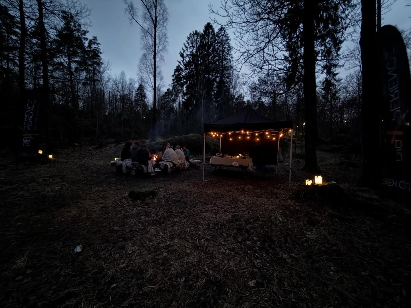 Utomhus-event med matlagning!
Denna grupp fick en härlig kväll i skogen där vi byggde upp en lägerplats. Mat lagades av kocken över öppen eld, dryck och snacks serverades löpande och kunden fick även tävla i både bågskytte och gevär! En fantastisk kväll och ett bra sätt att stärka teamet.
Letar du aktivitet för kollegorna, kunderna eller planerar ni kick-off/konferens så står vi redo
Lär mer på RibX.se
#kickoff #teambuilding #konferens #konferensaktivitet #stärkteamet