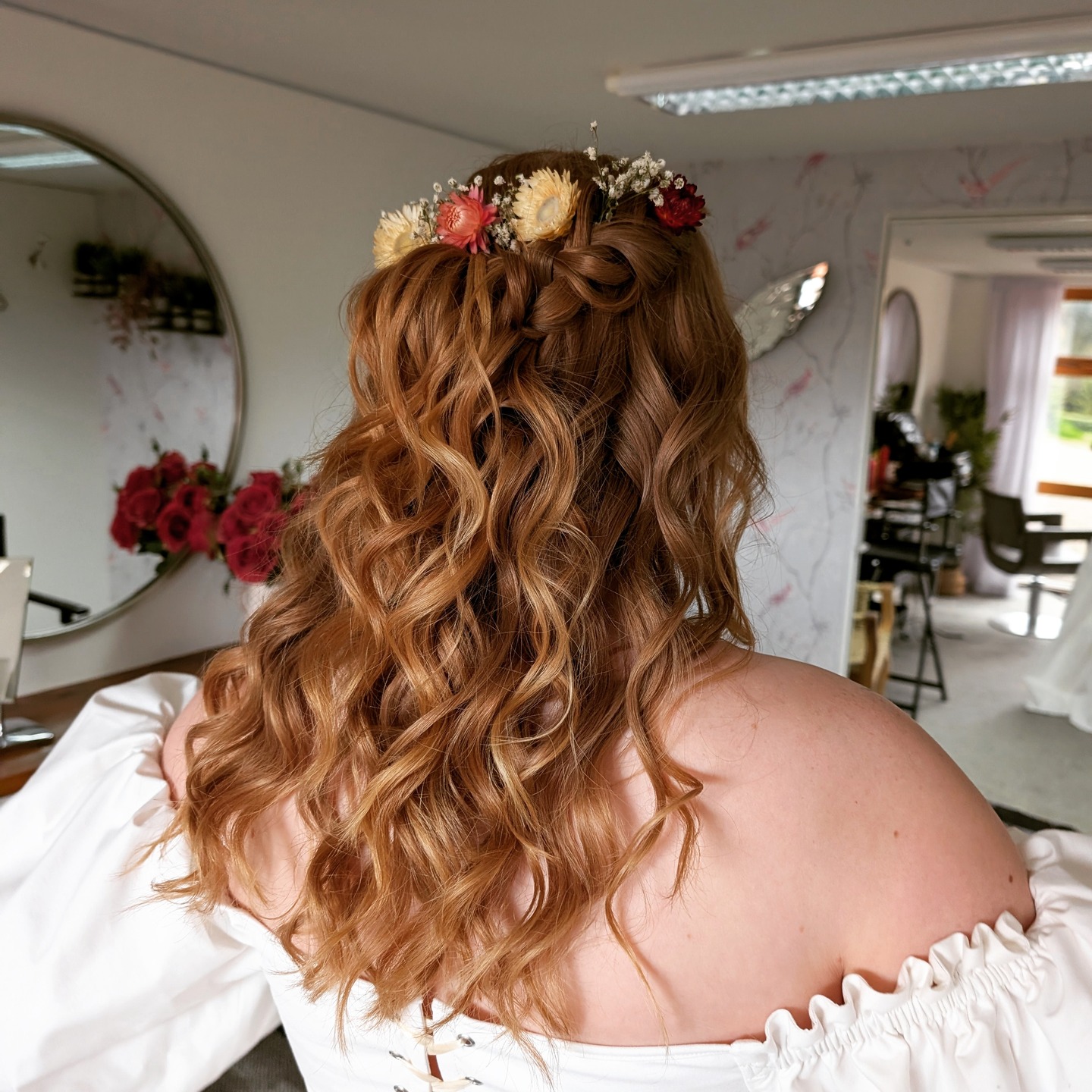 Emily's bridal hairstyle
I had such a great time with @emslyem she was so cool, as you can see!
I loved her bespoke wedding dress and vibe.
She chose to have a half up half down style with plaits and almost a fake mini pony tail in the centre (sometimes it is so tricky to describe a style!) soft face framing but most of the hair swept into laid back waves with volume at the back.
I loved the dried flower pins and we added in some gyp too.
You can see on the grid some sneak peek pics from @chriscatullophotography which are fab!
Thank you so much for having me Emily...
"Thanks so much! Had a lovely morning with you, thanks for calming my nerves and making me feel beautiful! x"
Can't wait to see more photos!
Swipe to see some more of my pics I quickly took.....and save if Emily is your inspo
Venue @millbrookestate
Photographer @chriscatullophotography
Content creator @socially.bespoke
#millbrook #millbrookweddings #bridalhair #weddinghair #bohobridalhair #hmua #bridalhairstylist