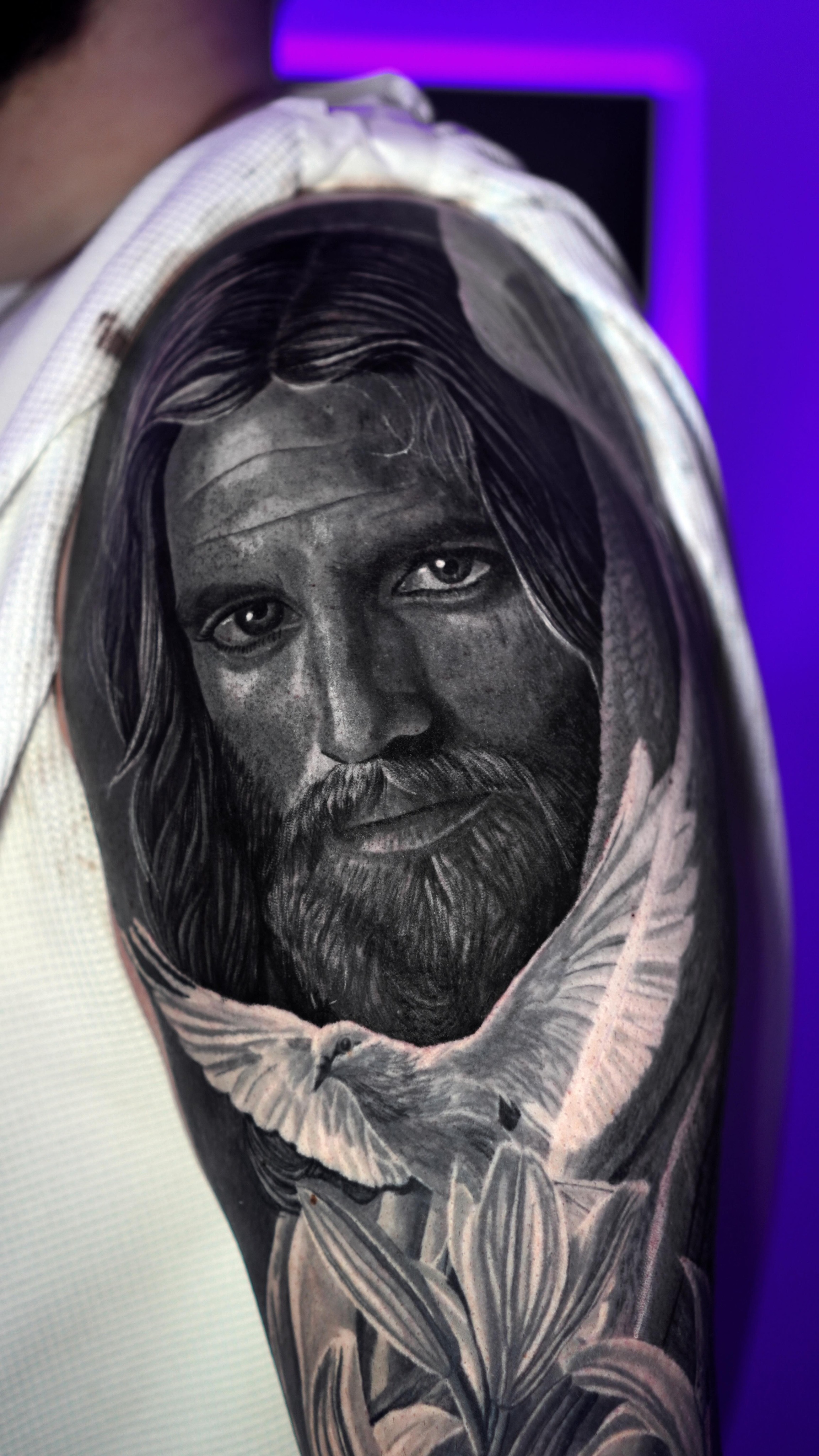 👁️ Une nouvelle étape de ce projet autour du Christ.
Une pièce réalisée dans la continuité d’un bras complet, où chaque élément vient renforcer le sens et la cohérence de l’ensemble.
Le travail autour des thèmes religieux est quelque chose qui me touche particulièrement.
Il y a une force, une émotion et une symbolique uniques dans ce type de projet.
Très fier du niveau de détail obtenu sur cette pièce,
et reconnaissant envers Dylan pour sa confiance et pour m’avoir laissé exprimer sa foi à travers mon travail.
—
📅 Mon agenda est ouvert.
📲 Tu peux m’écrire en message privé ou réserver directement une visioconférence via mon site web (lien en bio).
•
#tatouage #tattoorealism #blackandgrey #tattooartistfrance #religioustattoo