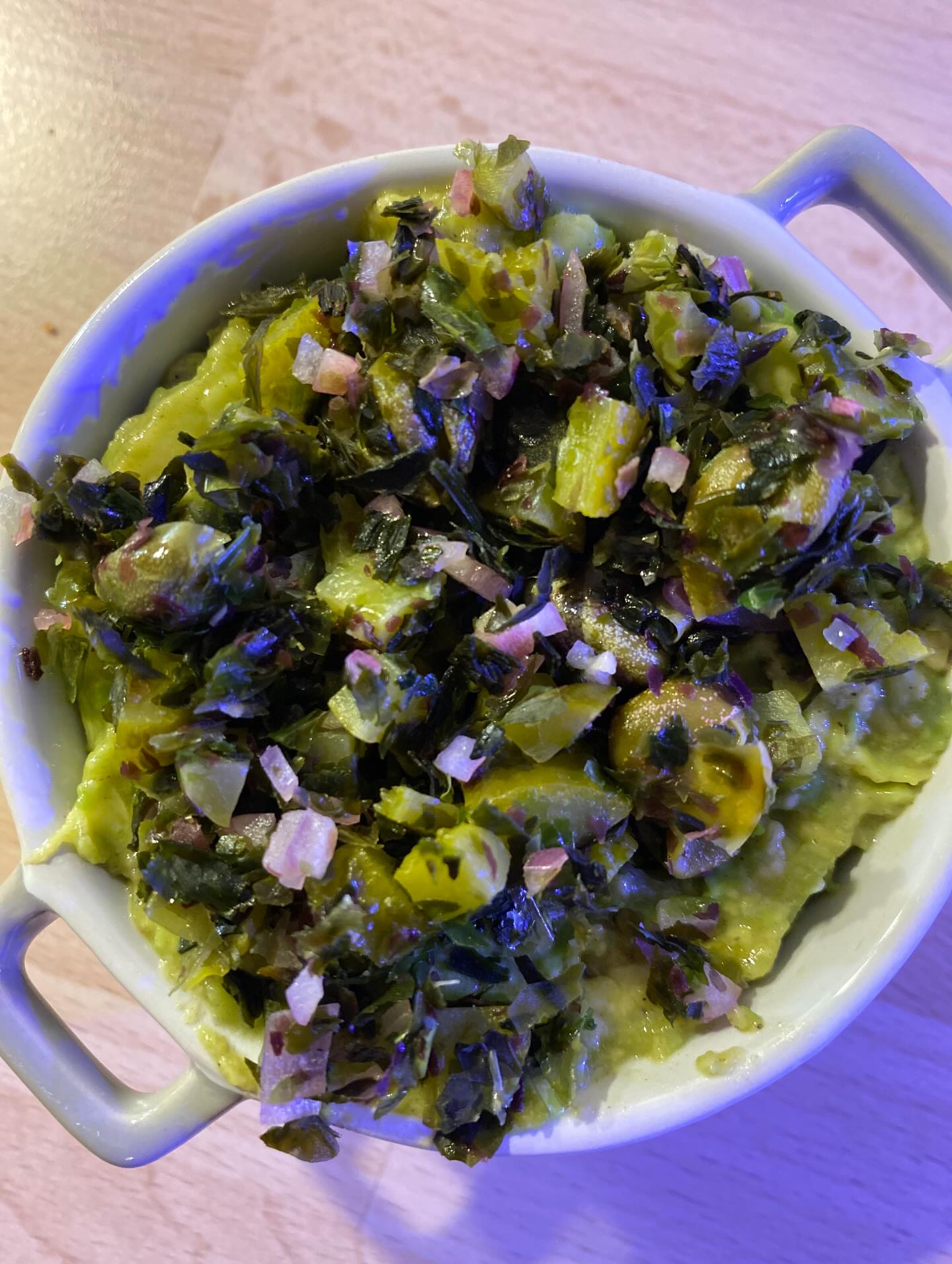 Seaweed guac
Le guacamole de la mer 🪸🍋
Pour le guacamole :
2 avocats
1 ciboule
1 gousse d’ail
Le jus de 1 citron
2 cuil. à soupe d’huile d’olive
Sel, poivre
Pour le tartare d’algues :
10 g d’algues « salade du pêcheur »
1/2 échalote
1 cuil. à soupe de jus de citron
5 cornichons
1 cuil. à soupe de câpres
Coupez les avocats en deux. Retirez le noyau. Prélevez la chair à l’aide d’une cuillère, puis écrasez-la grossièrement. Hachez finement la ciboule et l’ail. Ajoutez-les à l’avocat, ainsi que le jus de citron et l’huile d’olive. Salez, poivrez. Mélangez le guacamole.
Préparez le tartare d’algues : mélangez les algues avec l’échalote émincée, les cornichons coupés en morceaux et les câpres. Ajoutez le jus de citron et mélangez.
Ajoutez le tartare d’algues sur le guacamole et ajoutez quelques gouttes de citron.
Recette @wildandthemoon