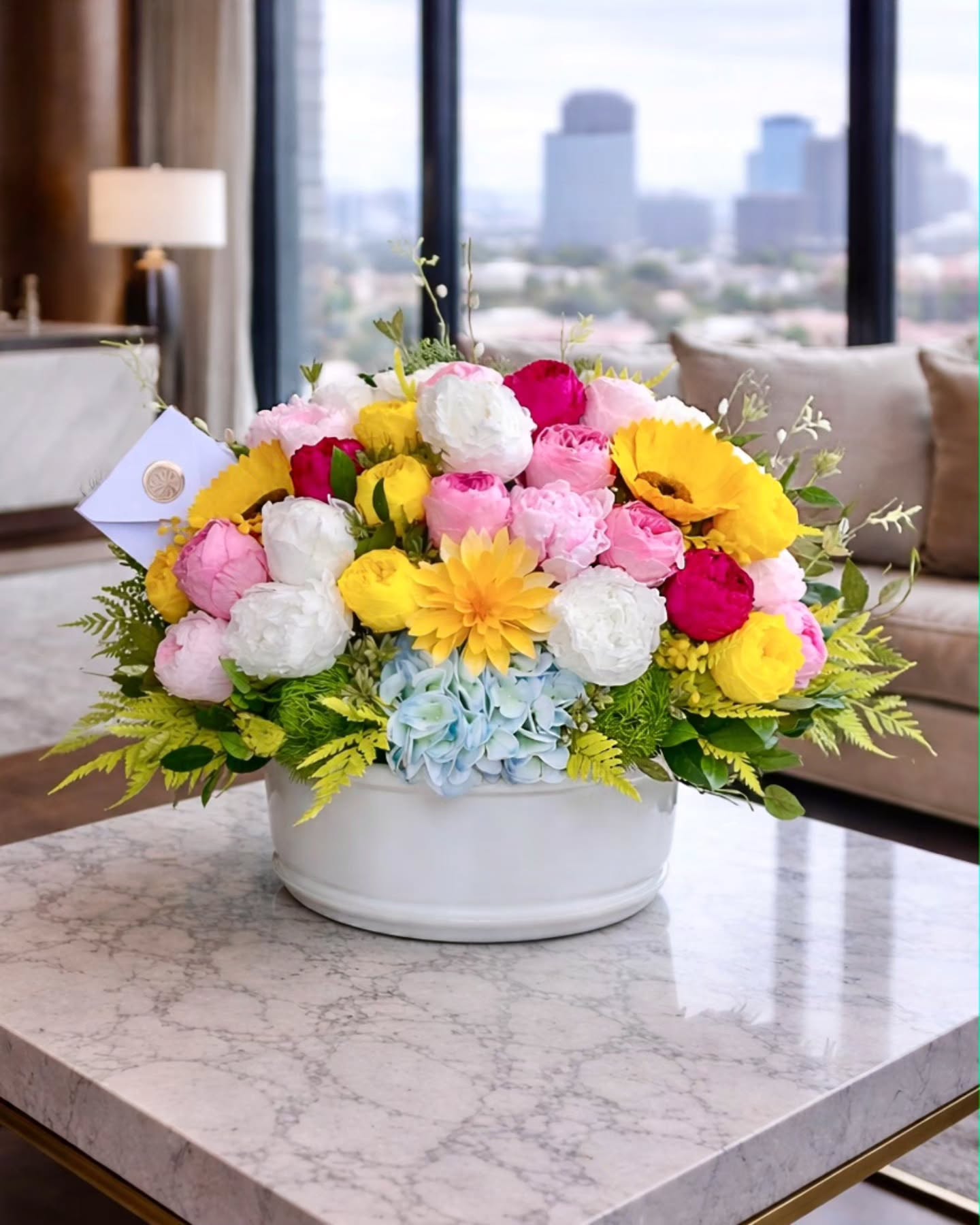 Peonías, girasoles y hortensias en un diseño que no es temporal… es memoria.
En Florilegio MX creamos arreglos florales de lujo en Polanco con flores preservadas e importadas, pensados para durar de 1 a 3 años sin perder su esencia.
Una pieza que transforma cualquier espacio y permanece.
Disponible para entrega en Polanco, Lomas, Bosques, Santa Fe e Interlomas.
#FloreriaPolanco #FloresDeLujoCDMX #PeoniasPolanco #RegalosDeLujo