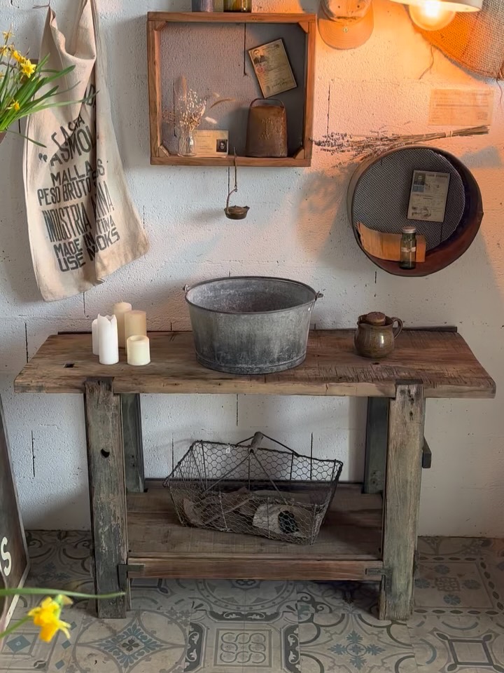 🤍 Ancien petit établi en chêne
Piètement patiné vert
Plateau en chêne brut buriné
Provenance Haute-Loire
Une pièce unique, authentique et rénové avec soin
Dimensions : L 137 x P 50 x Ht 80 cm
À retrouver en boutique aux @pucesducanal
Ou sur notre e-shop (lien en bio)
🔍 www.woodson-interior.com
#brocante #etabli #meubledemétier #brocanteenligne #etabliancien