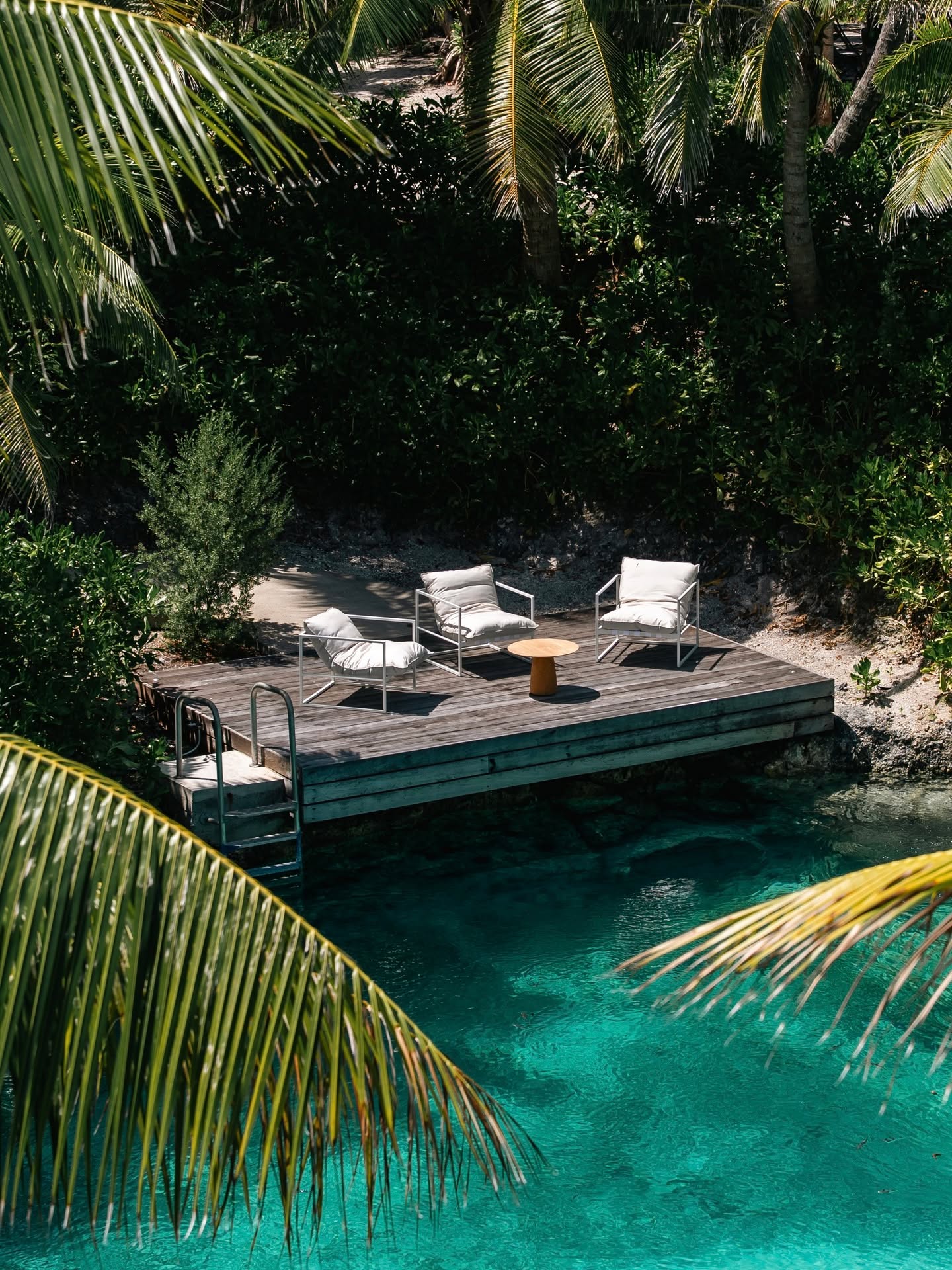 Sentarse en este rincón escondido, dejar que la calma de la laguna lo envuelva… y bajar directamente al agua para nadar en su propia piscina natural.
Un instante suspendido, único de estas islas.
✨ ¿Listo para imaginar su propio refugio en la Polinesia? »
.
Settle into this hidden nook, let the lagoon’s stillness surround you… then slip down the ladder for a swim in your very own natural pool.
A suspended moment only these islands can offer.
✨ Ready to picture your private Polynesian escape?
📷 @noamgroup
#MoemoeaTravel #PolinesiaFrancesa #FrenchPolynesia #BoraBora #IslandEscape #LagoonRetreat #HiddenParadise #LuxuryTravel #TravelInStyle #LoveTahiti