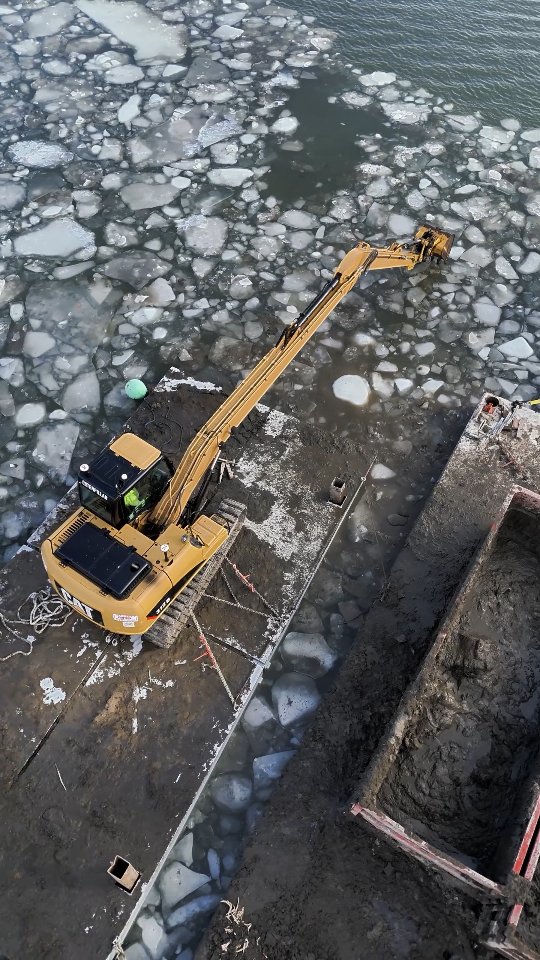 @green_mountain_marine_services using @unicontrol_io to help them dredge bottom of the lake in this marina. The Unicontrol 3D system is showing them proposed graded in the marina and actively logging lowest pull of the bucket to show them where they've dredged and how deep. This data can also be used to send to the civil engineers for as-built purposes.
#unicontrol #machinecontrol #excavator #gps #civilengineering