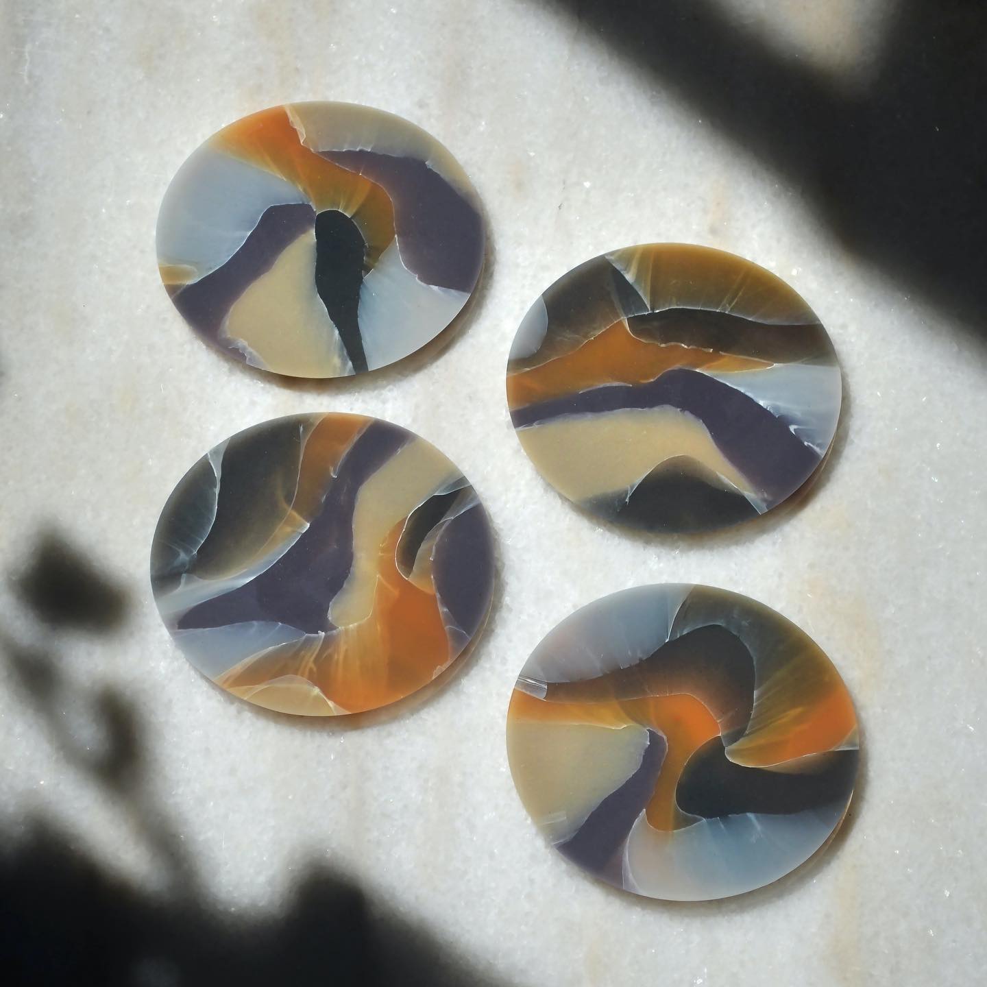 Thanking the sunshine for bringing a splash of Spring today 🌞
Spot the recycled @sainsburys plastic bags in these Mandarin coasters 🍊
#recycledmaterials
#colourfulhome
#orangeandpurple
#springtable
#springcolours