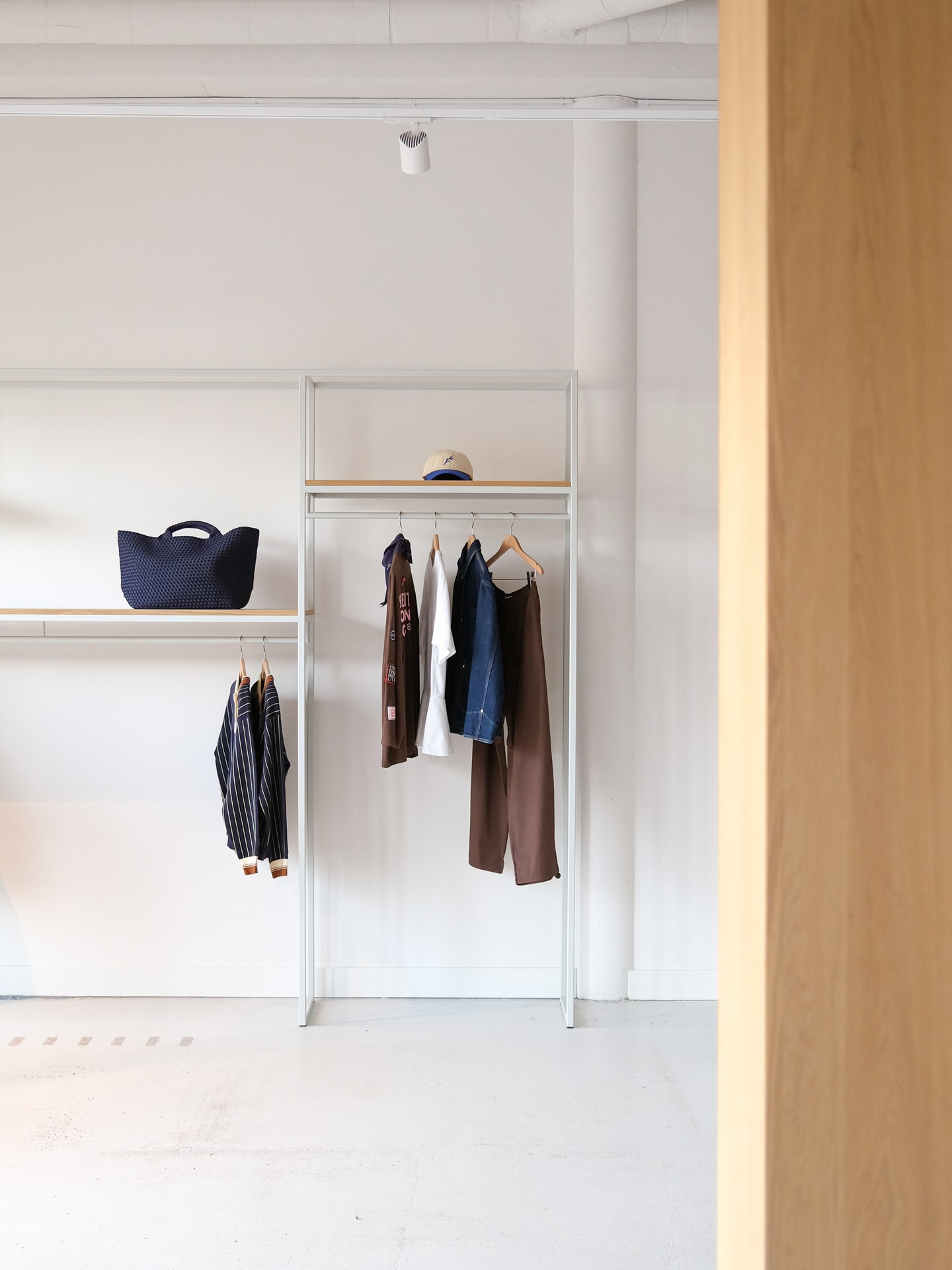 A few weeks ago we delivered the hangers for the third TwentyoneWood Bergen store.