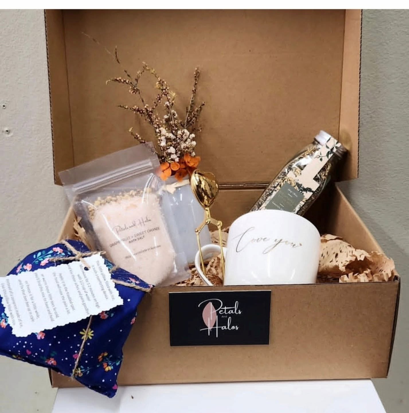 Perfectly Curated gift boxes available 🌼🌸
#GiftBoxes #hampers #giftdelivery